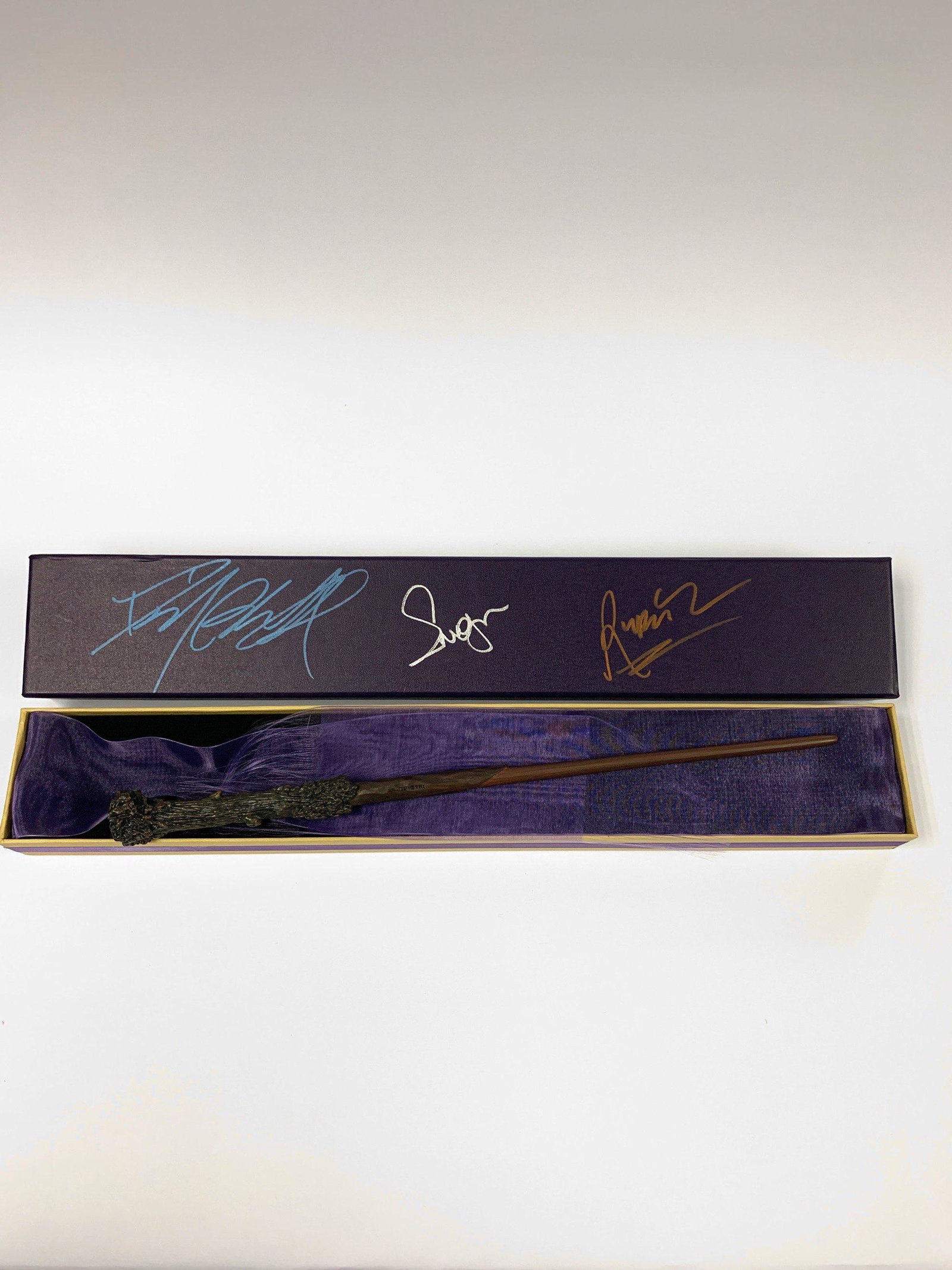 Autograph Signed Harry Potter Main Casts Wand: Autographed by:Daniel Radcliffe, Emma Watson, Rupert GrintItem is in Excellent Condition and Certified. Please read our terms before placing bids.