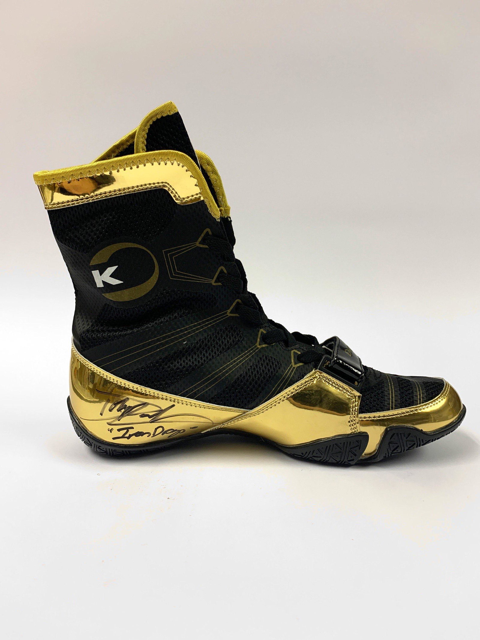 Autographed Dolph Lundgren Boxing Shoes: Autographed by:Dolph LundgrenItem is in Excellent Condition and Certified. Please read our terms before placing bids.
