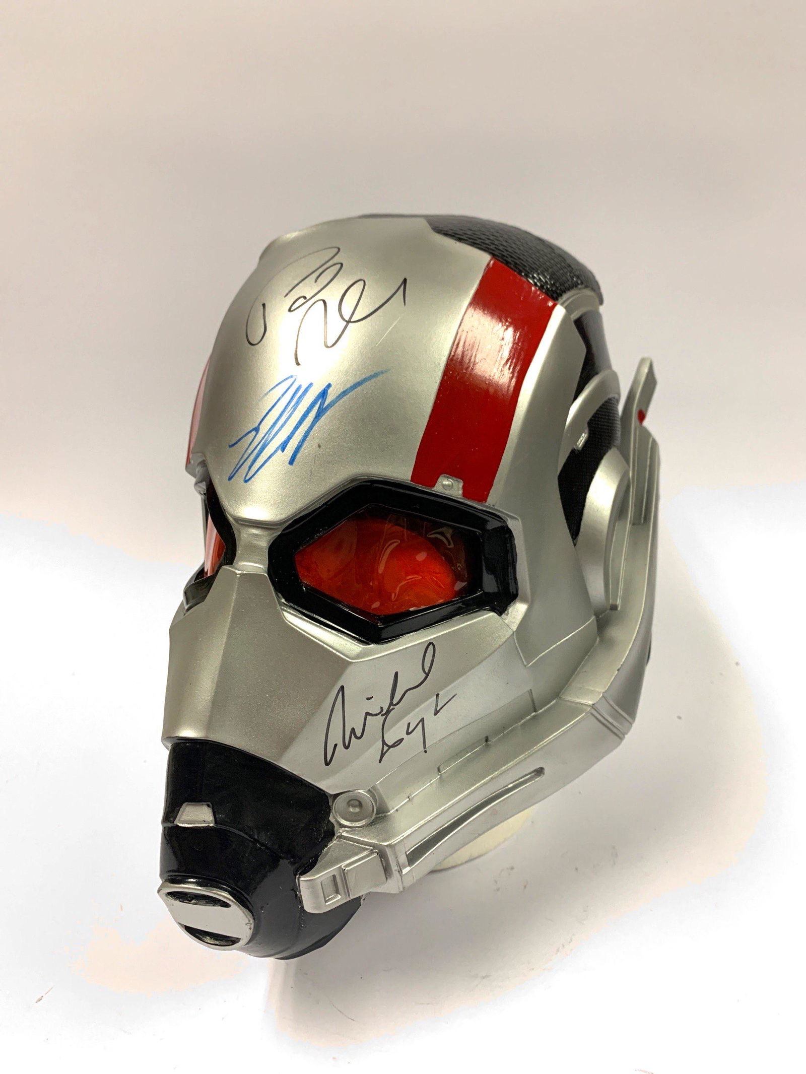 Autograph Signed Avengers Antman Mask: Autographed by:Paul Rudd, Evangeline Lilly, Michael Douglas, Michelle PfeifferItem is in Excellent Condition and Certified. Please read our terms before placing bids.