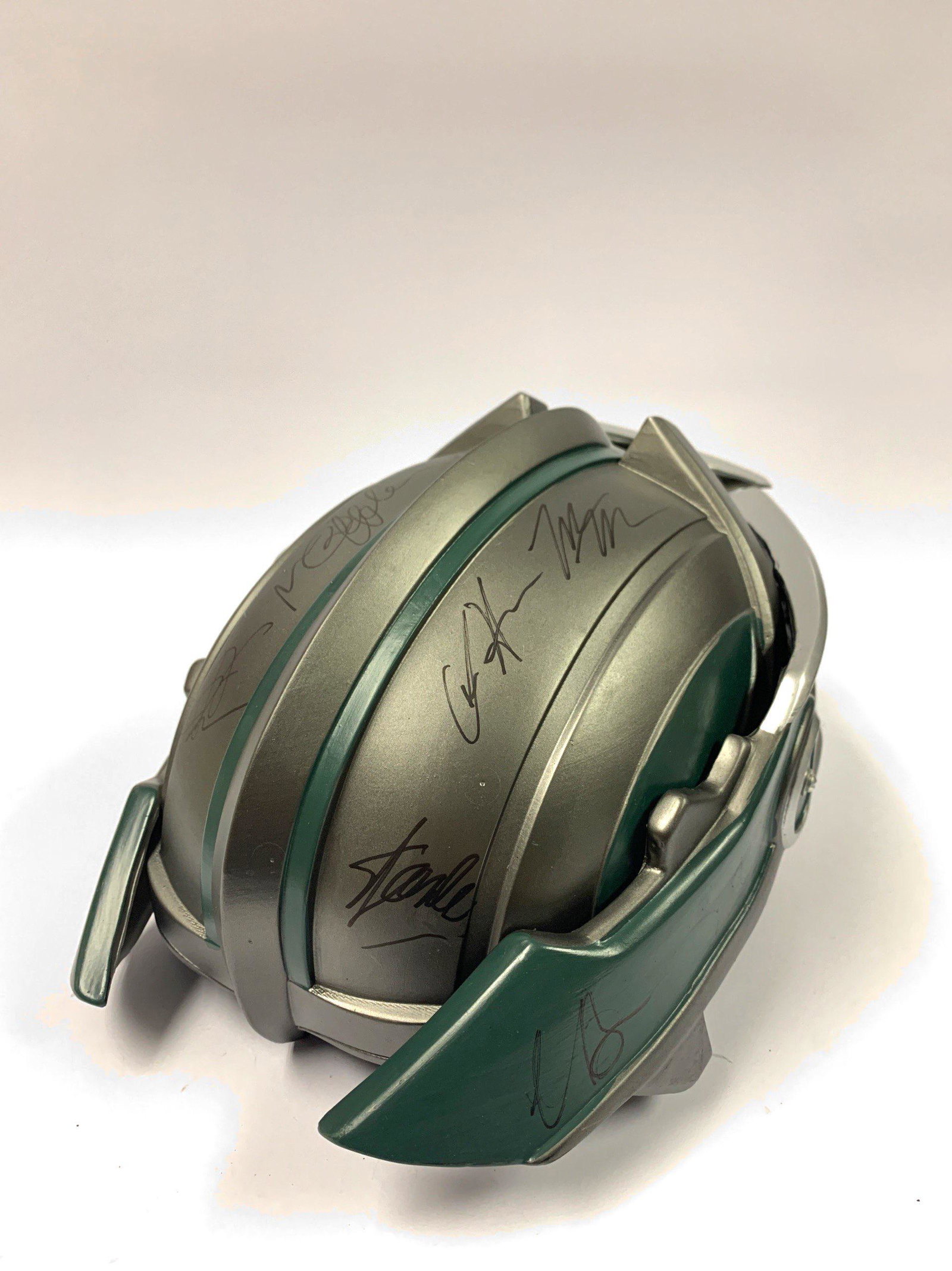 Autograph Signed Thor Ragnokok Helmet: Autographed by: Chris Hemsworth, Tessa Thompson, Idris Elba, Cate Blanchett, Benedict Cumberbatch, Tom Hiddleston, Anthony Hopkins, Jaimie Alexander, Mark Ruffalo, Taika Waititi, Ray Stevenson, Jeff G