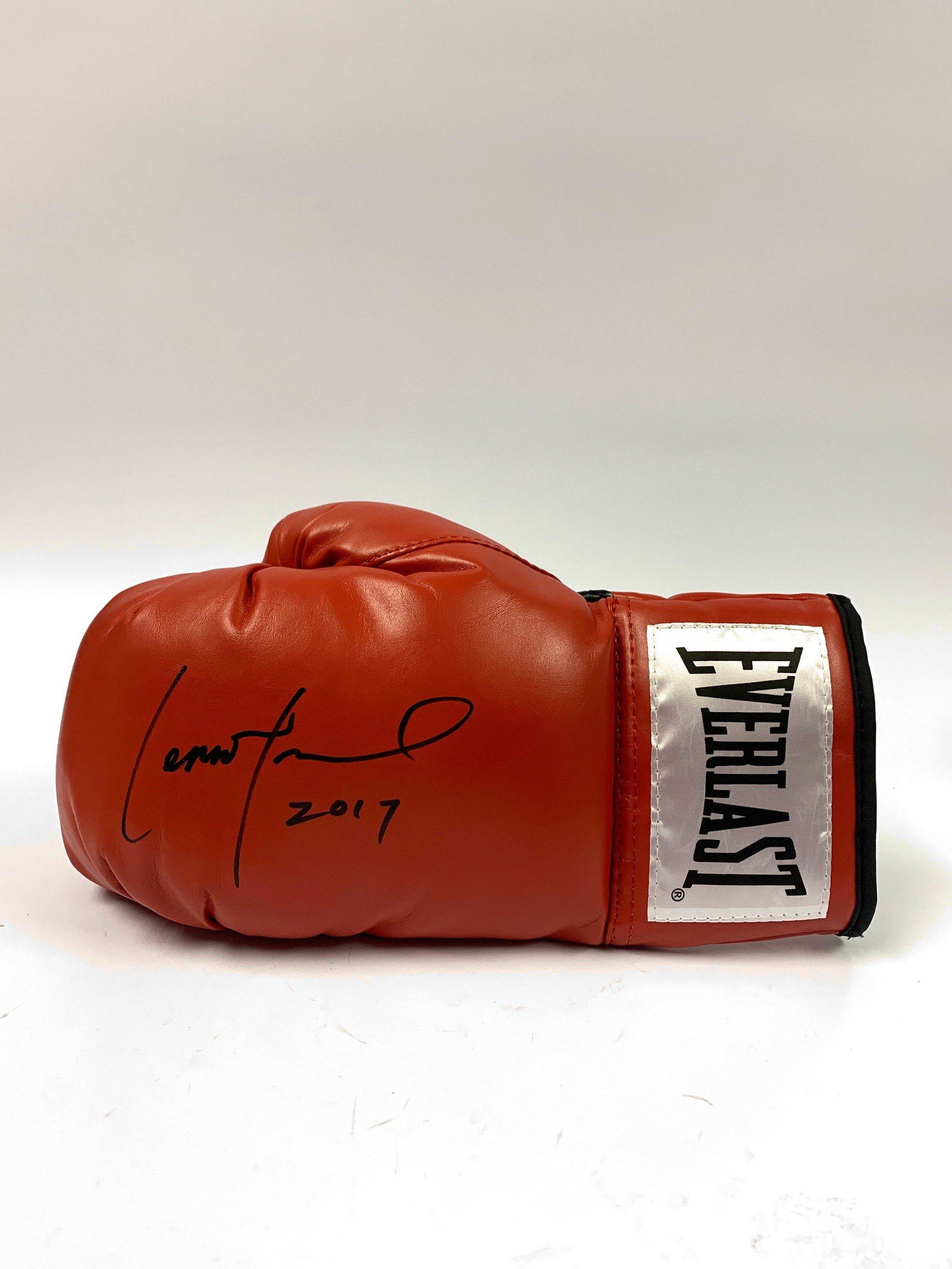 Autographed Lennox Lewis Boxing Glove: Autographed by:Lennox LewisItem is in Excellent Condition and Certified. Please read our terms before placing bids.