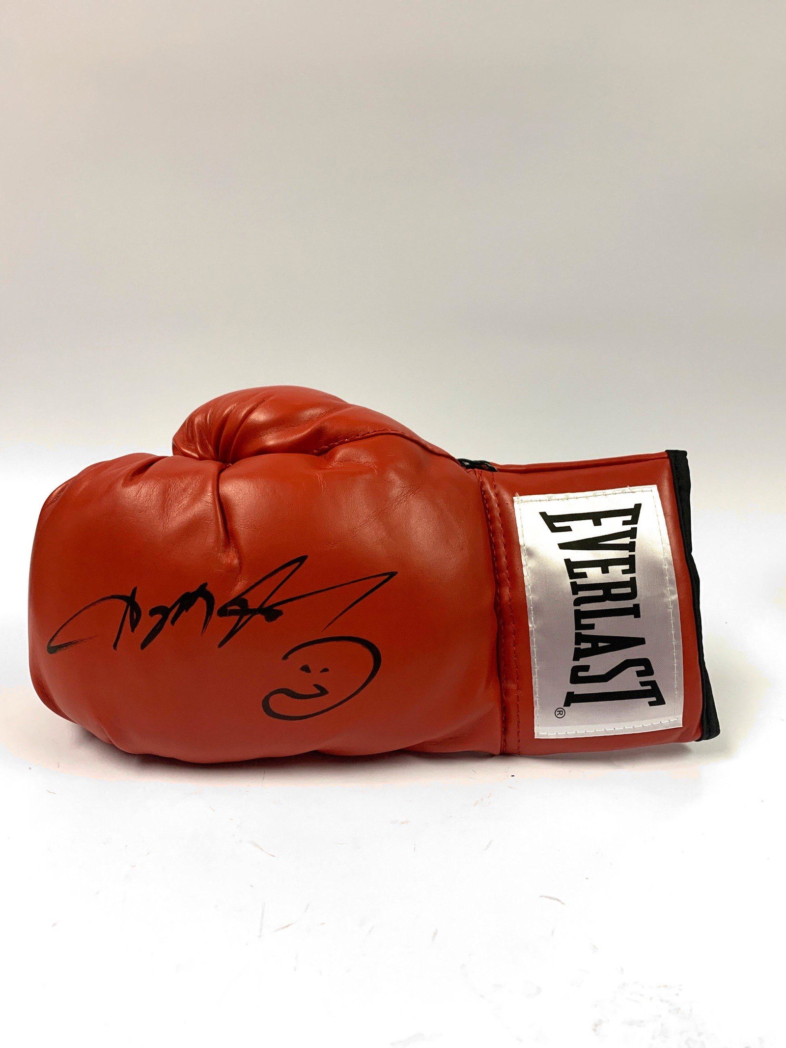 Autographed Sugar Ray Leonard Boxing Glove: Autographed by:Sugar Ray LeonardItem is in Excellent Condition and Certified. Please read our terms before placing bids.