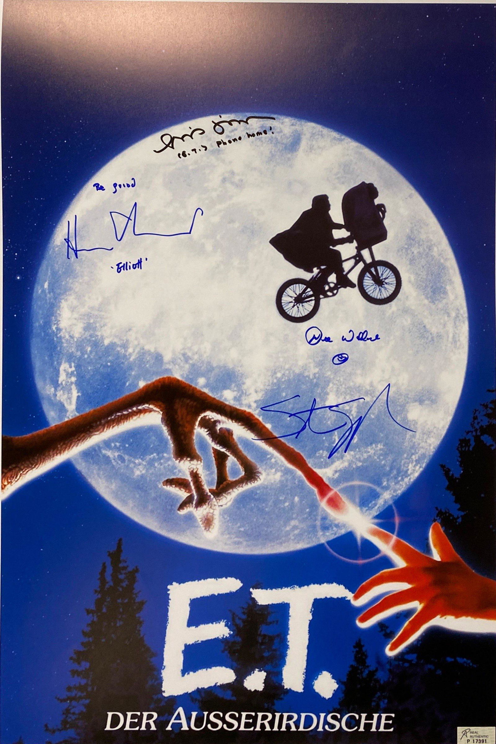 Autograph E.T. Herny Thomas Poster: Category: Autograph CollectiblesAutograph By: Henry Thomas, Dee Wallace, Steven Spielberg, Merritt ButrickSize : 24'' x 16''Excellent Condition and Certified Please read our termsn before placing bids