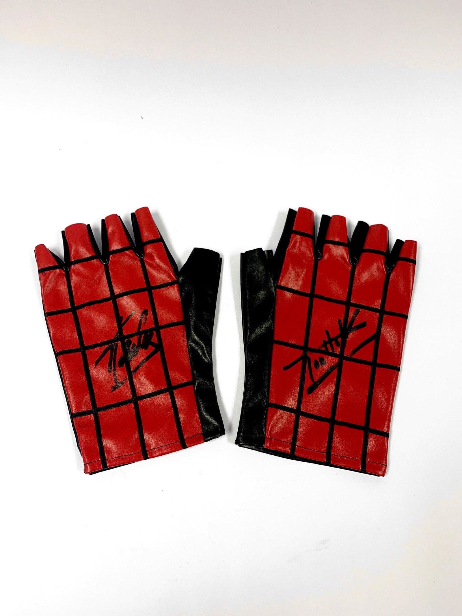 Signed Spiderman Glove Tom Holland (1 of 1)