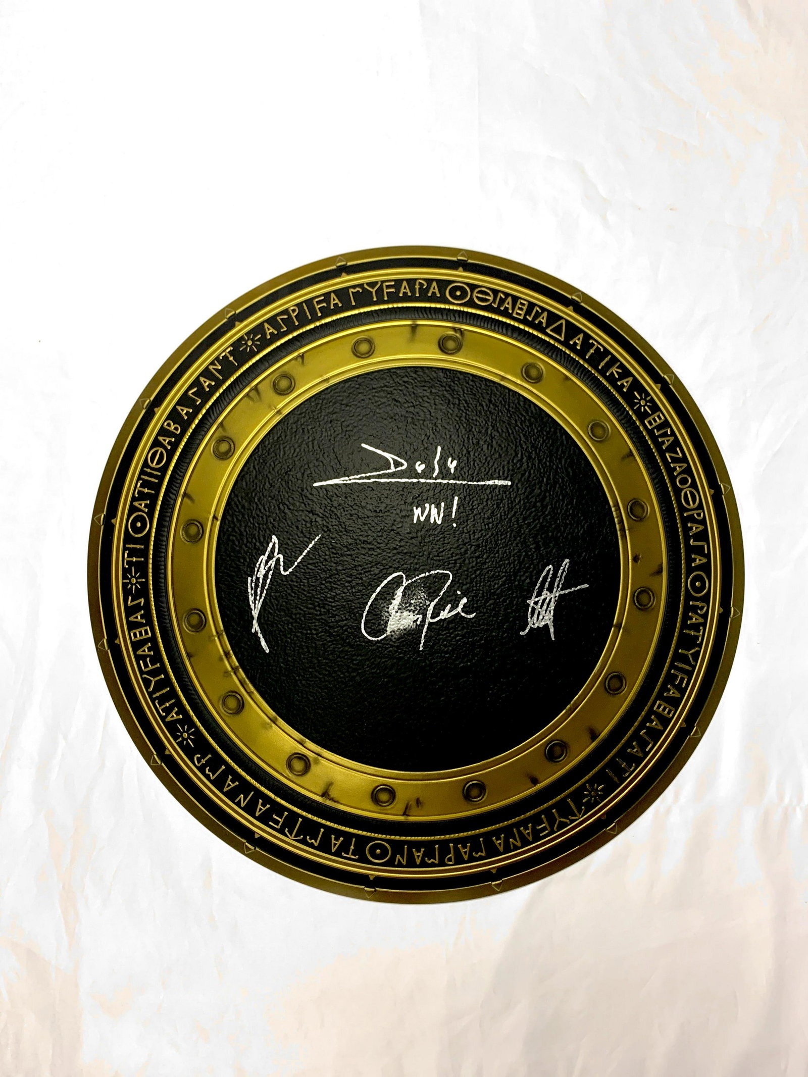 Signed Wonder Woman Gal Gadot METAL Shield: Category: Autograph CollectiblesAutograph By: Gal Gadot, Chris Pine, Robin Wright, Connie NielsenExecellent Condition and Certified. We offer combined shipping and ship worldwide.Please read terms and