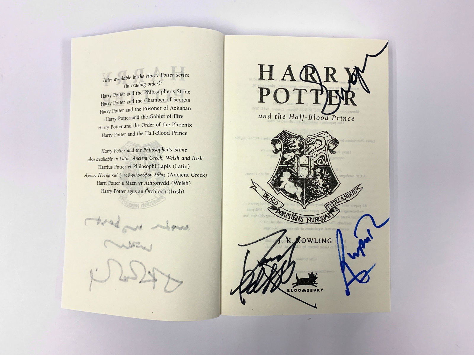Harry Potter Many Cast Autograph Novel Daniel Radcliffe (1 of 3)