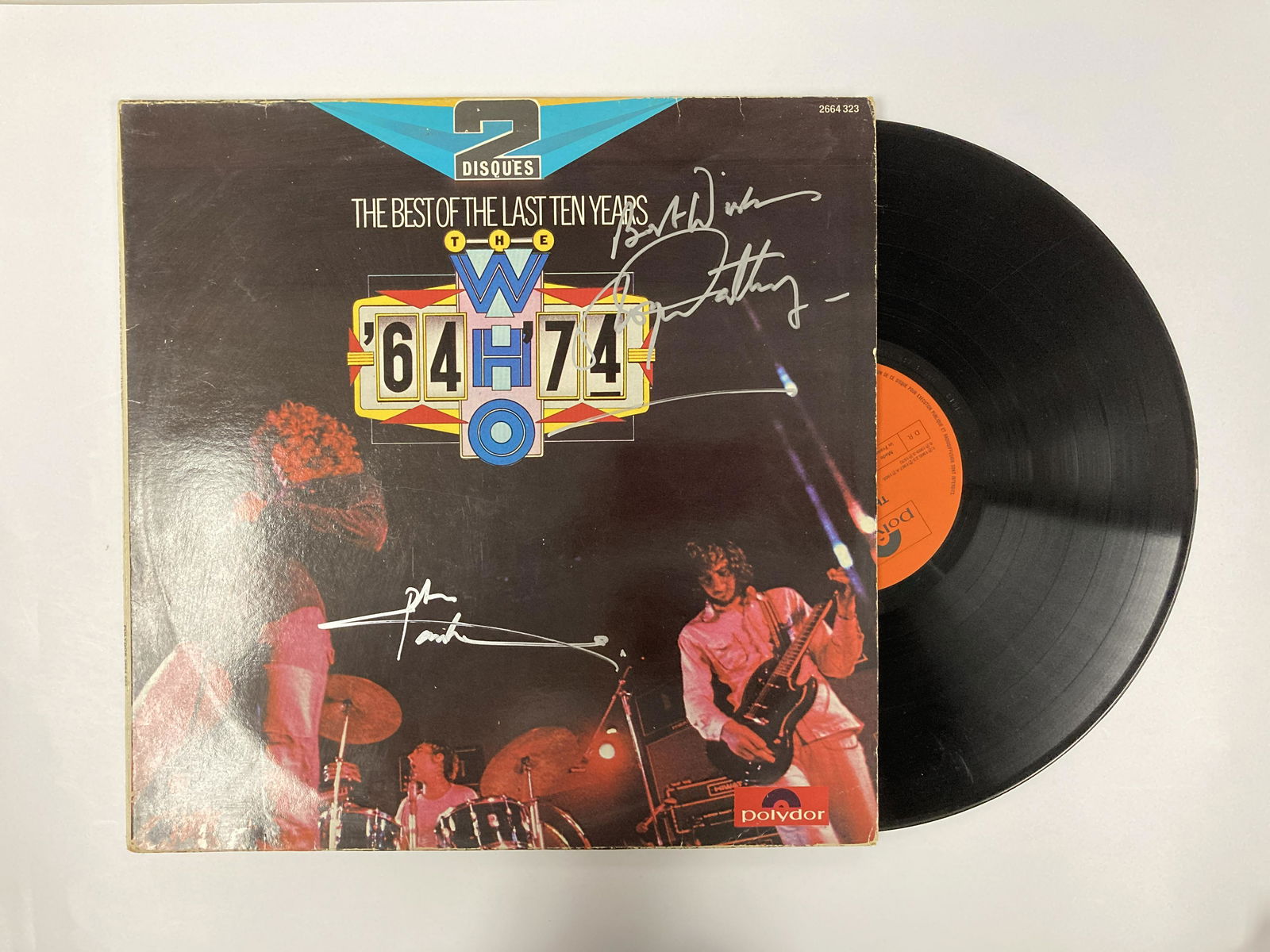 Autograph Signed The Who Best of Vinyl: Autograph Includes: Pete Townshend, Roger DaltreyItem is in great condition with no damage, unframedItem is being vertified. Please review our Terms and Conditions before bidding, all sales are final.