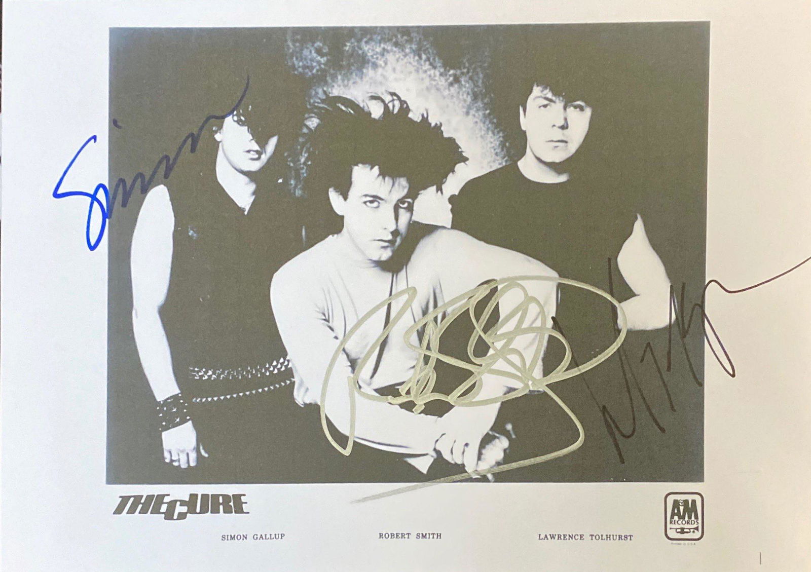 Signed The Cure Media Press Photo: Autograph By: Simon Callup, Robert Smith, Lawrence TolhurstSize : 8"x10"Unframed Authenticated and Excellent ConditionPlease reas our terms before placing bids.