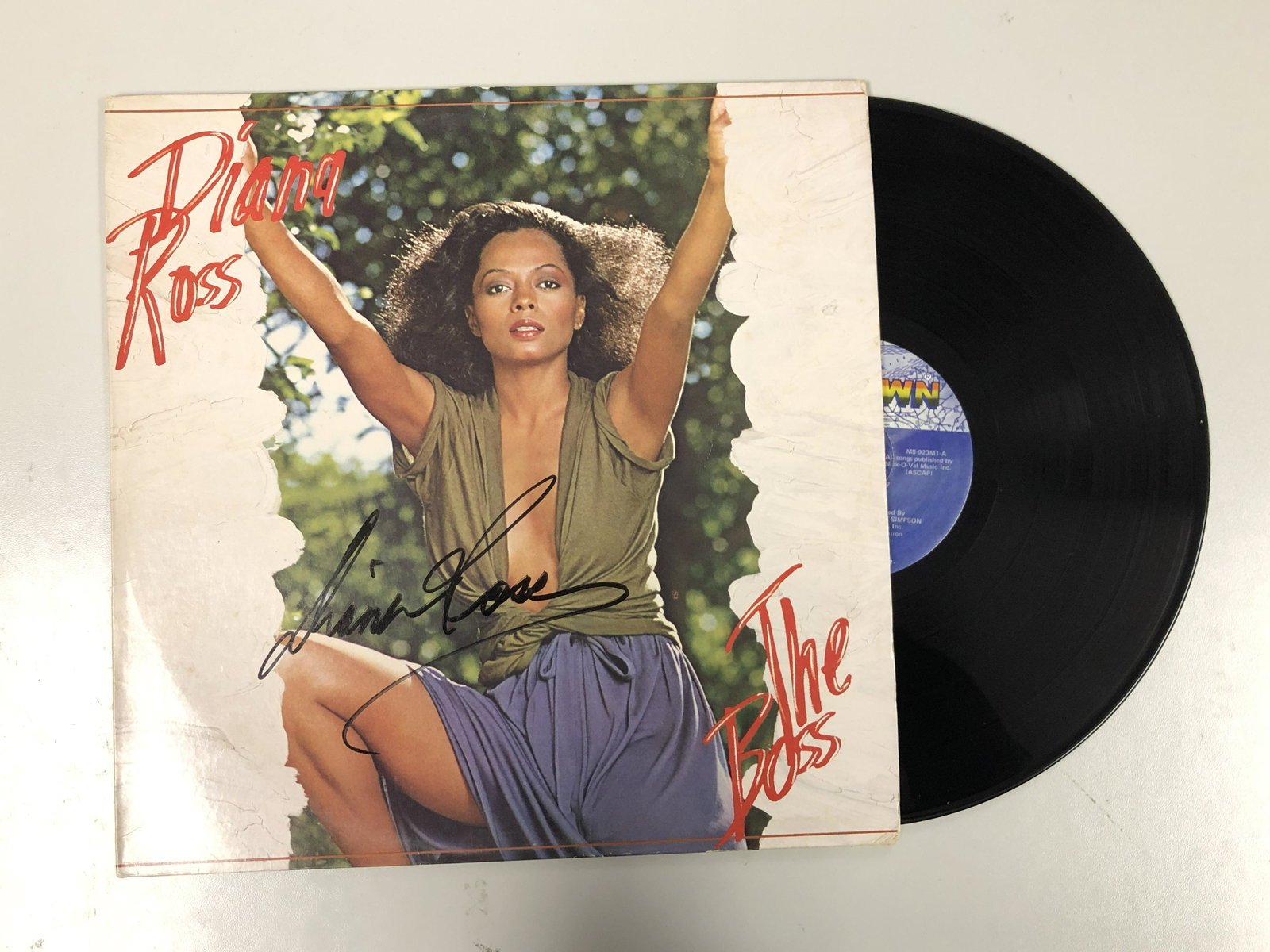 Autograph Signed Diana Ross The Boss Vinyl: Autograph Includes: Diana RossItem is in great condition with no damage, unframedItem is being vertified. Please review our Terms and Conditions before bidding, all sales are final. Welcome for any qu