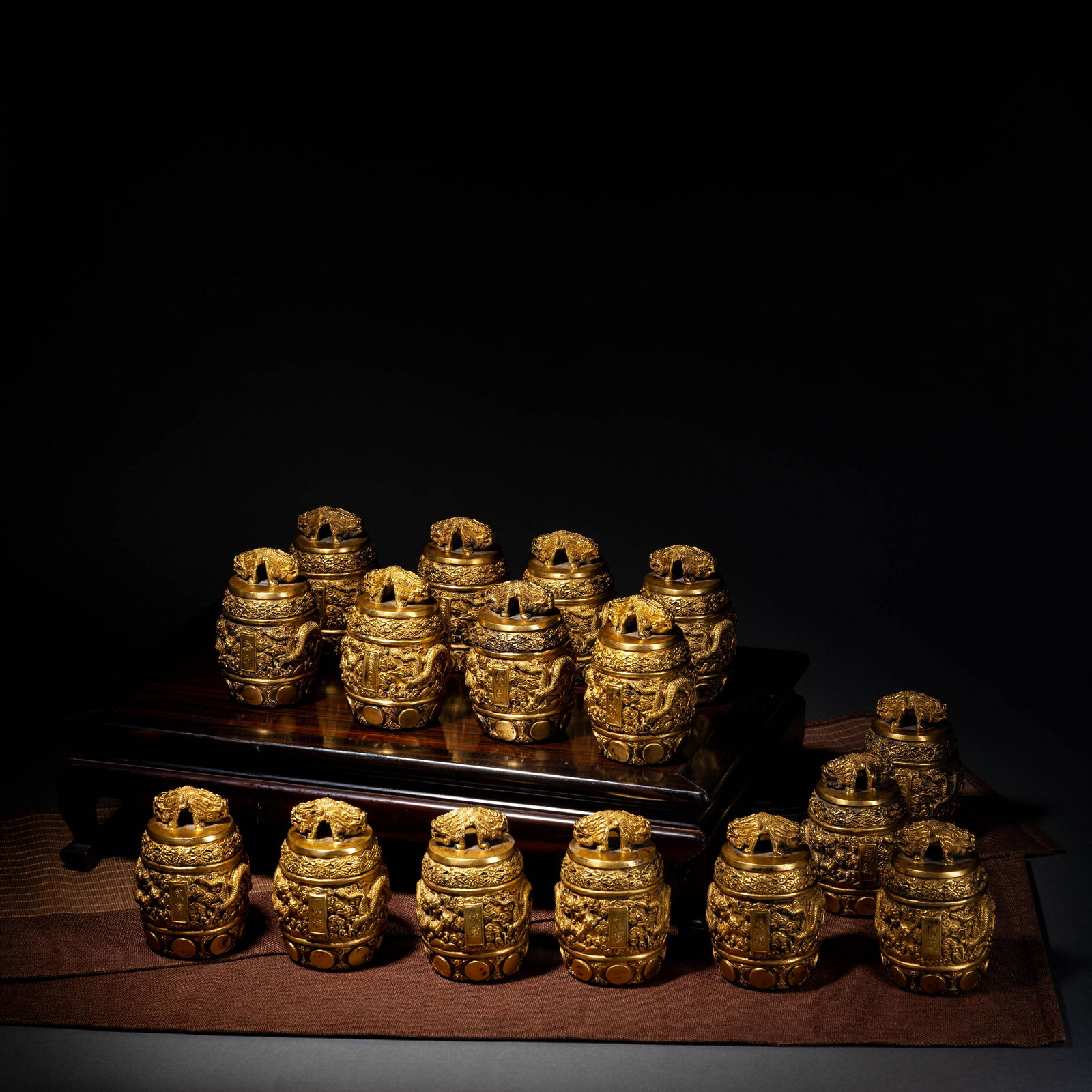 A set of gilt bronze dragon clocks in Ming Dynasty (1 of 15)