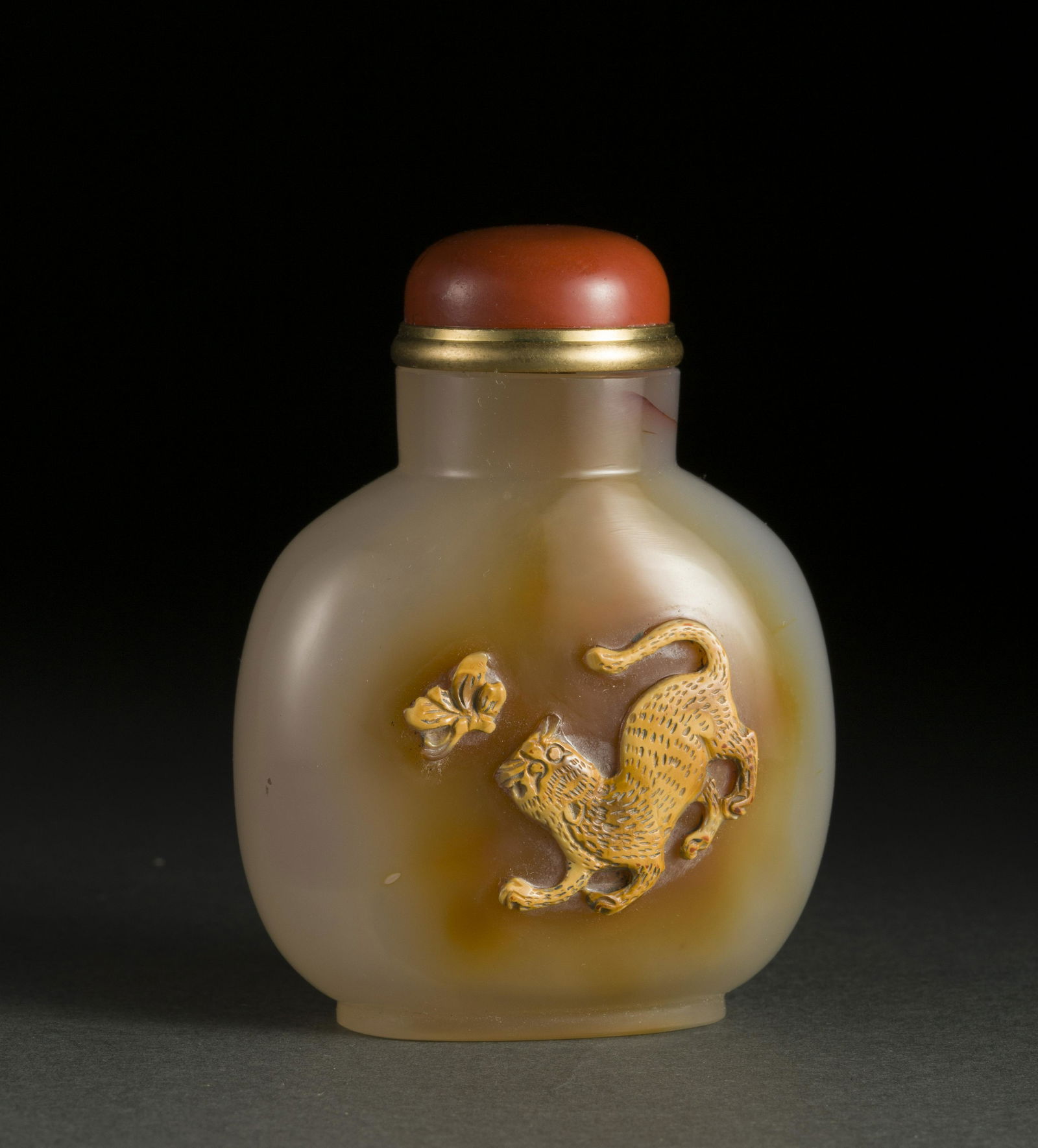 Qing Dynasty agate animal pattern snuff bottle (1 of 7)