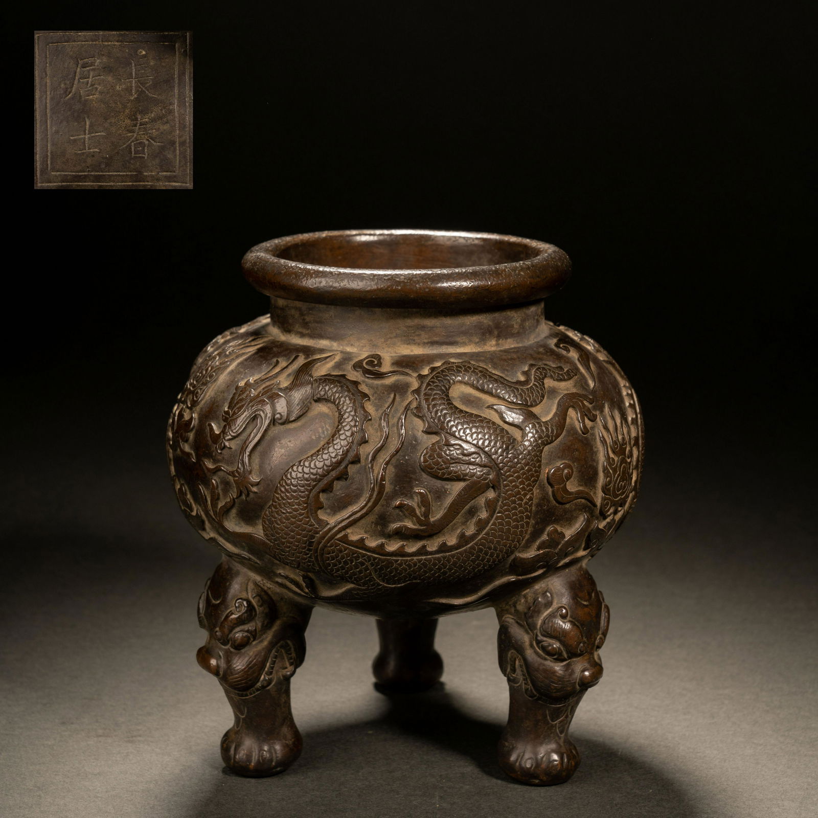 Three-legged bronze furnace with dragon pattern in Ming Dynasty (1 of 9)