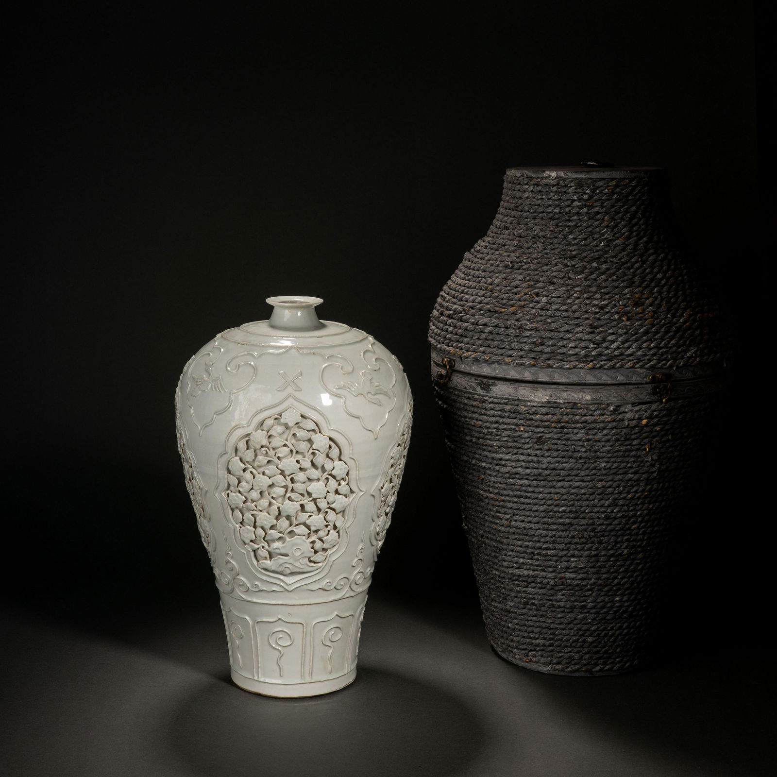 Yuan Dynasty egg white glaze open window pinched flower plum vase (1 of 12)