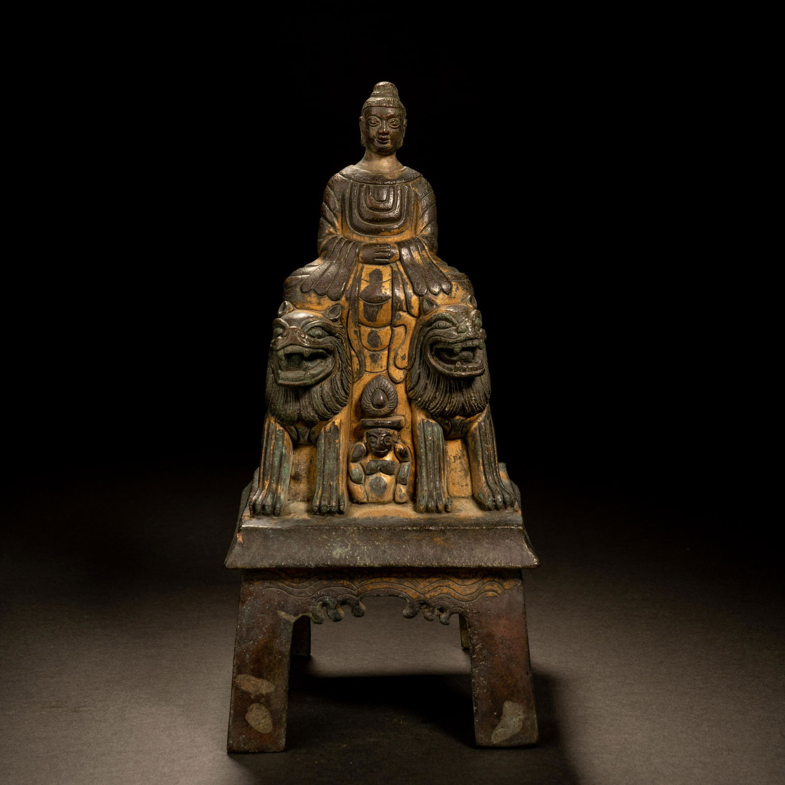 Gilt bronze statue of Buddha in Northern Wei Dynasty (1 of 9)