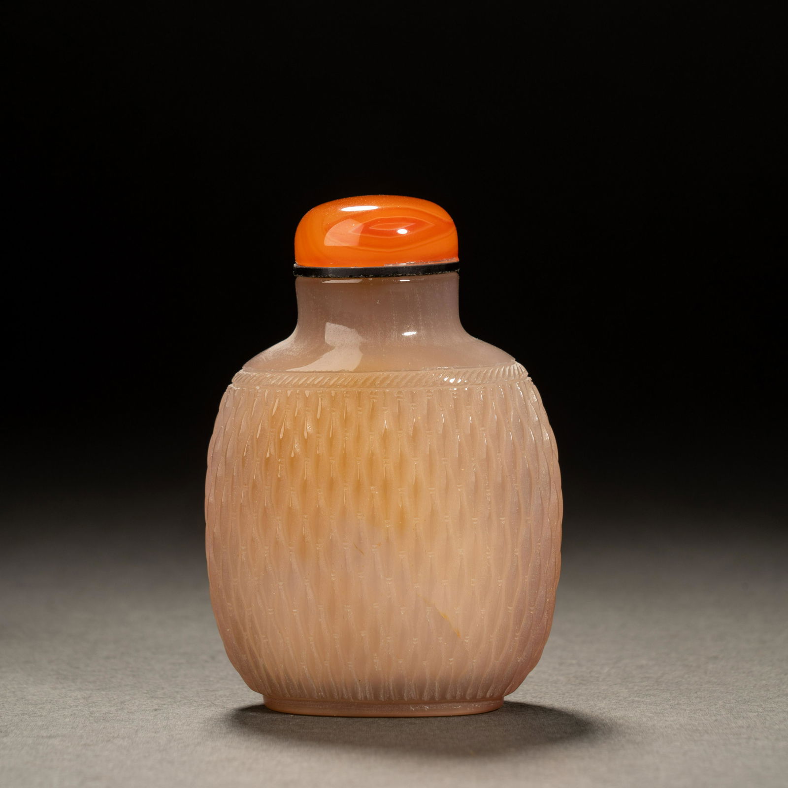 Qing Dynasty agate snuff bottle (1 of 7)