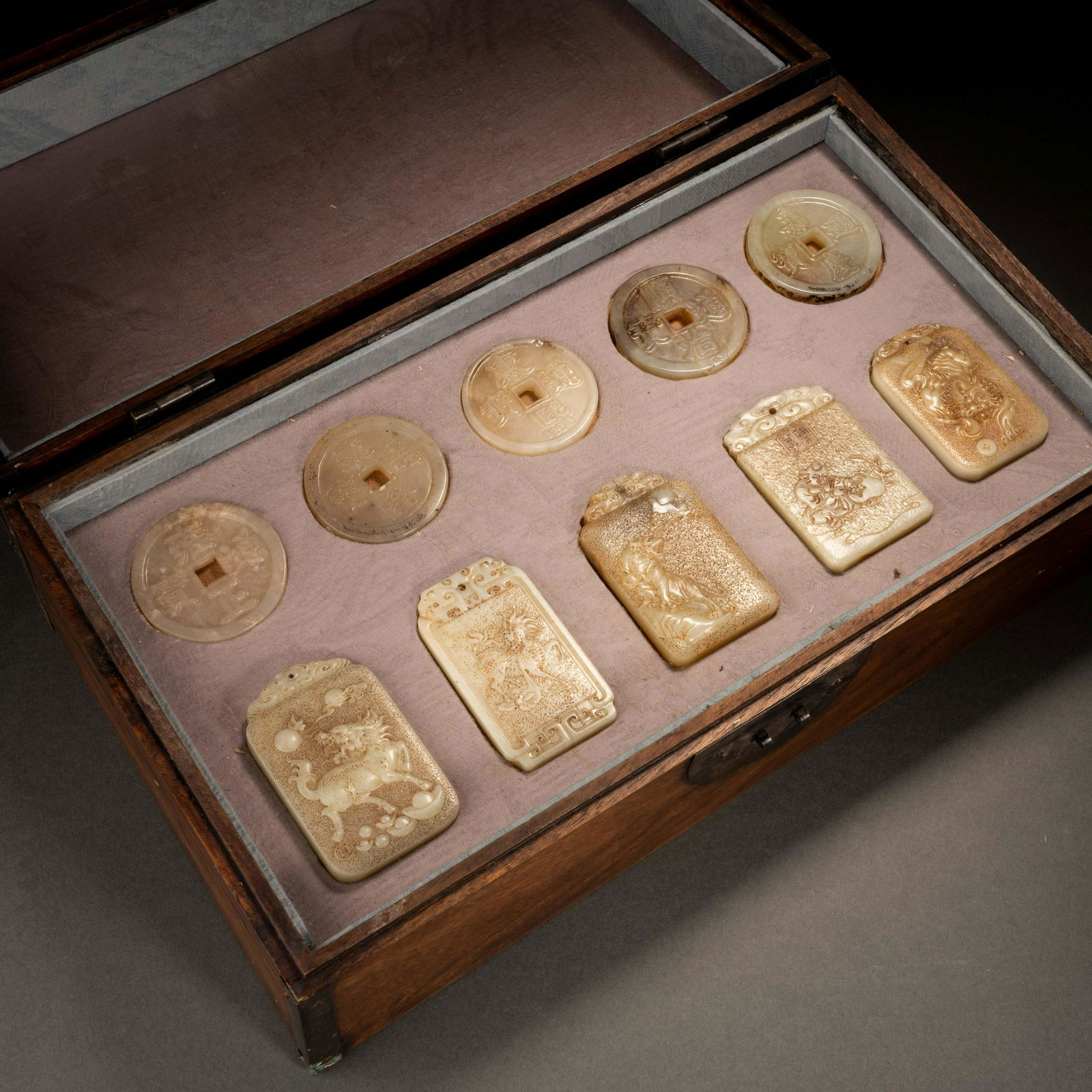 Qing Dynasty Hetian jade plaque and Hetian jade coins (1 of 15)