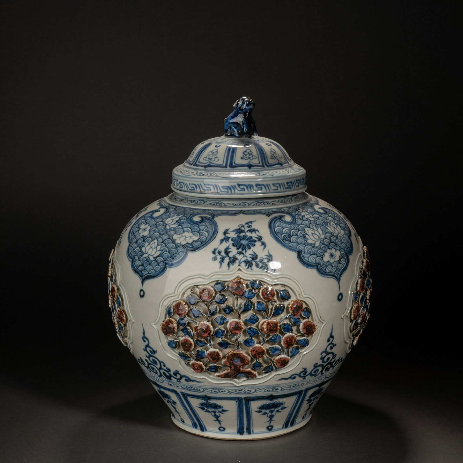 Yuan Dynasty blue and white underglaze red open window pinch flower beast button lid jar (1 of 8)