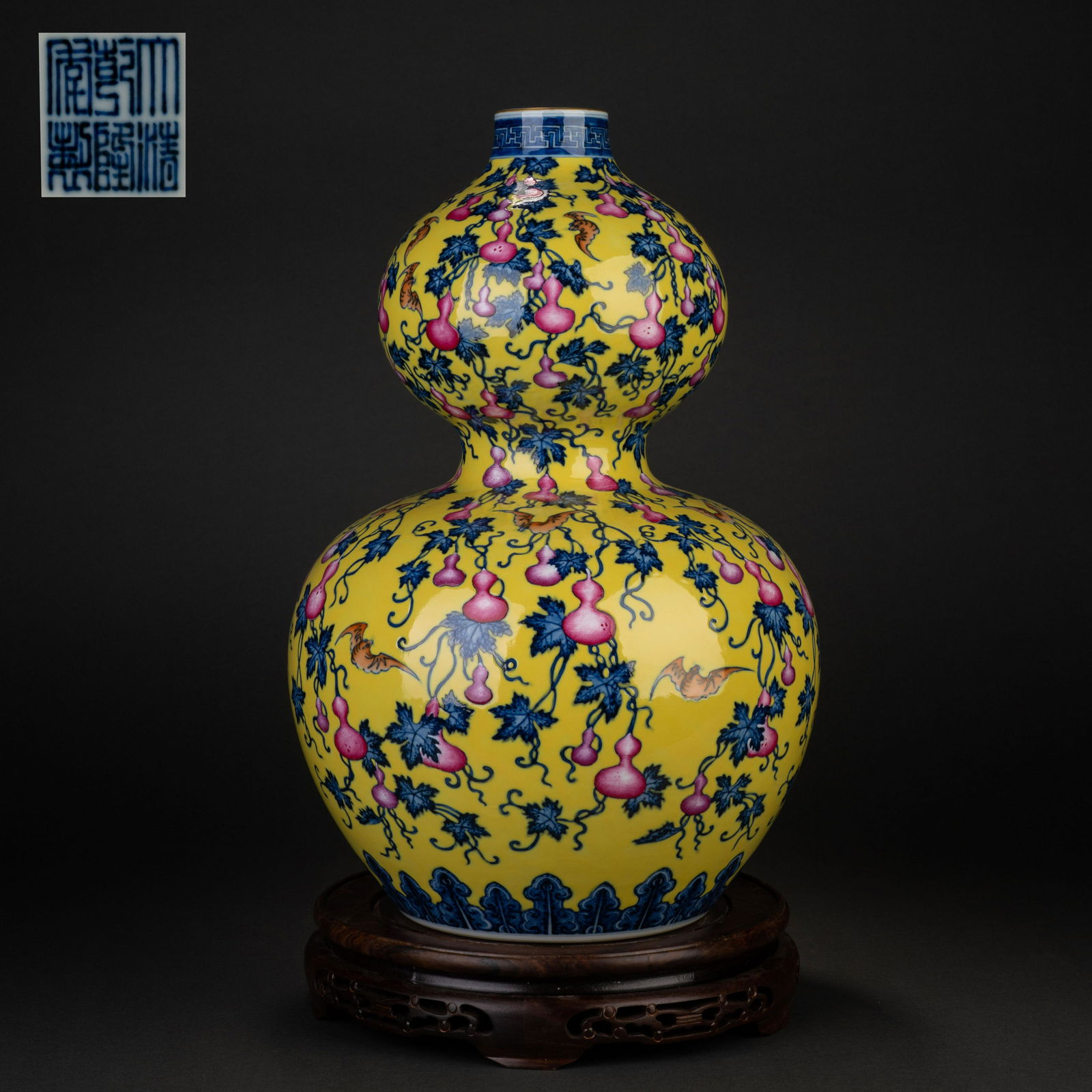 Qing Dynasty enamel color Fushou gourd bottle (1 of 8)