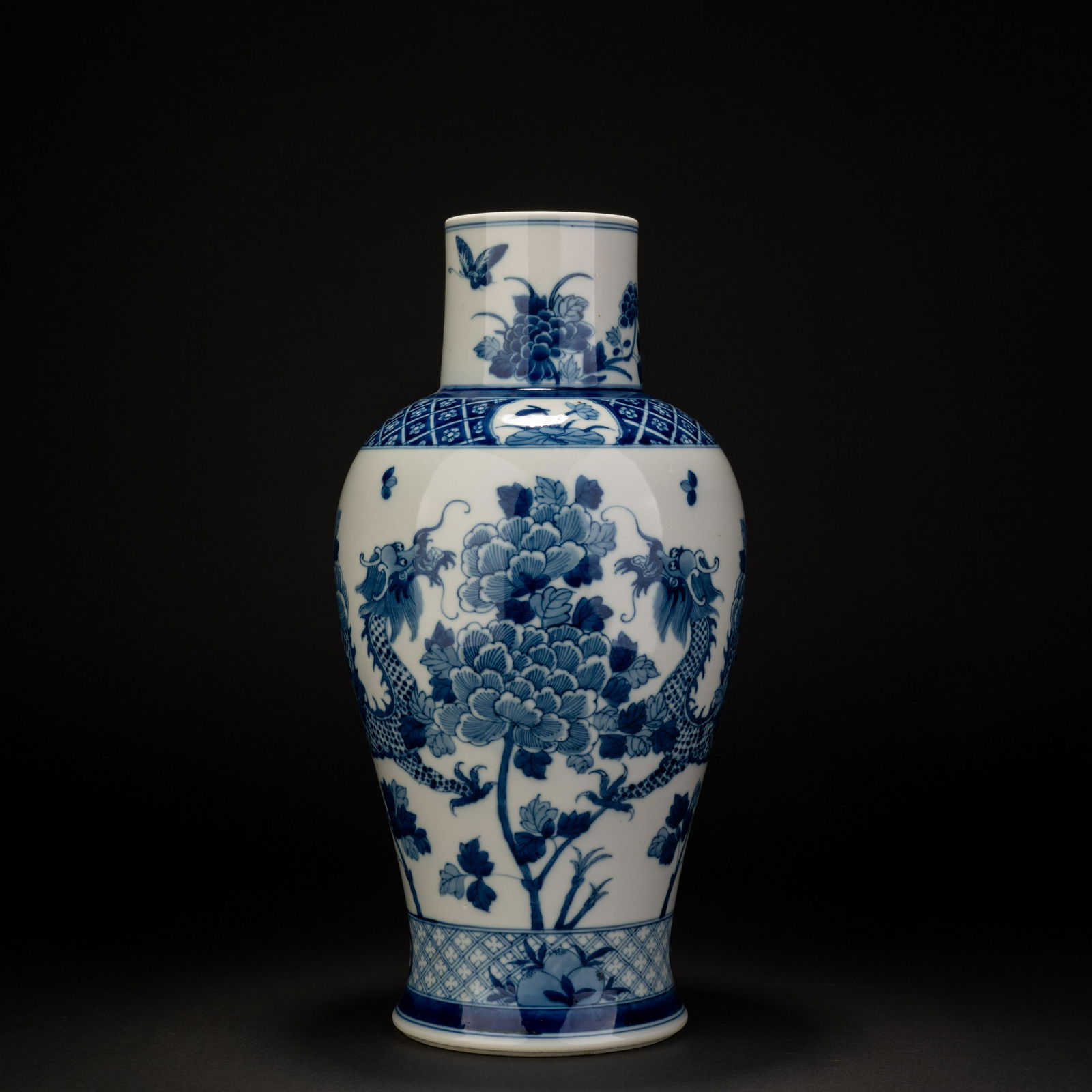 Qing dynasty blue and white dragon pattern flower vase (1 of 8)