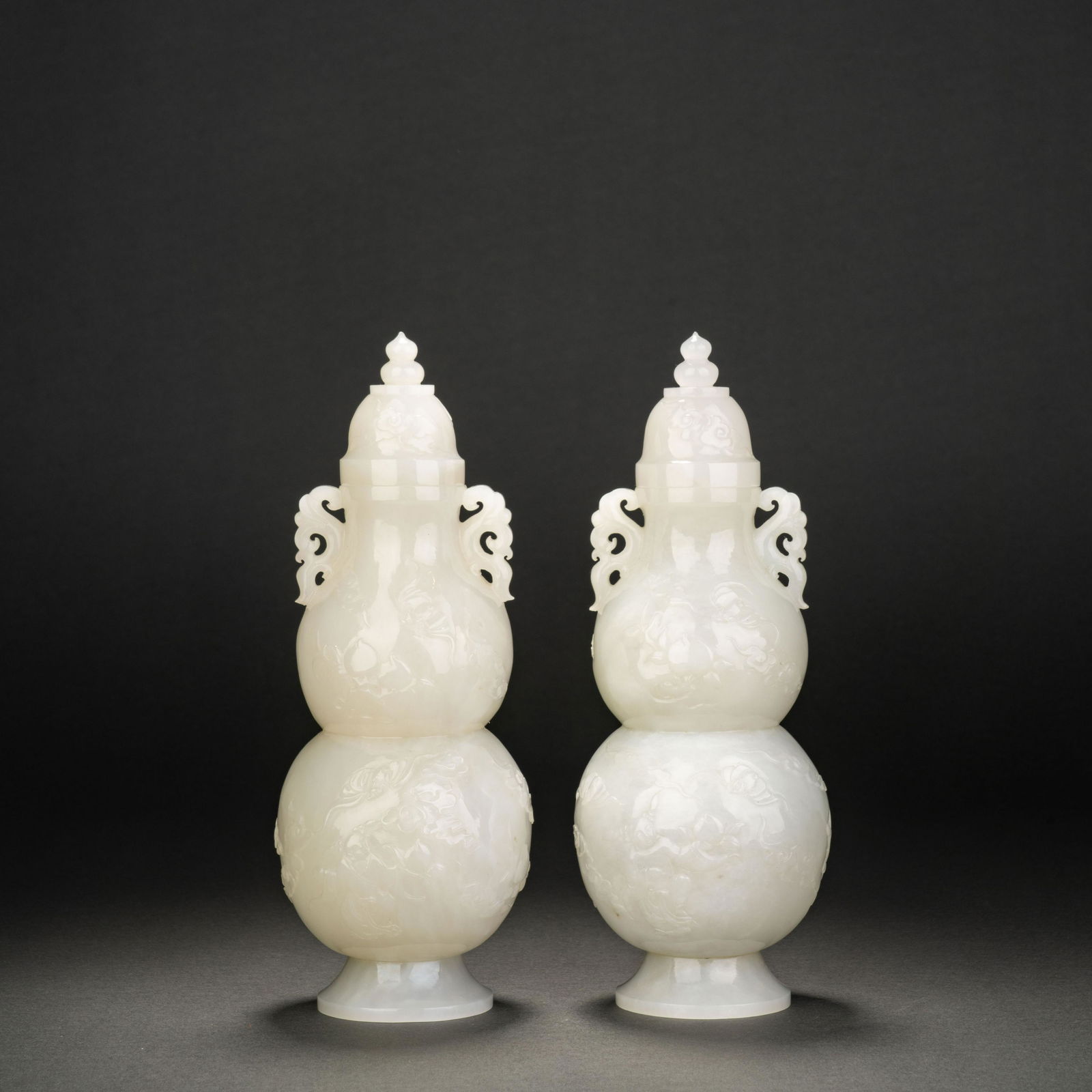 A pair of gourd vases with a picture of a jade baby in Hetian, Qing Dynasty (1 of 12)