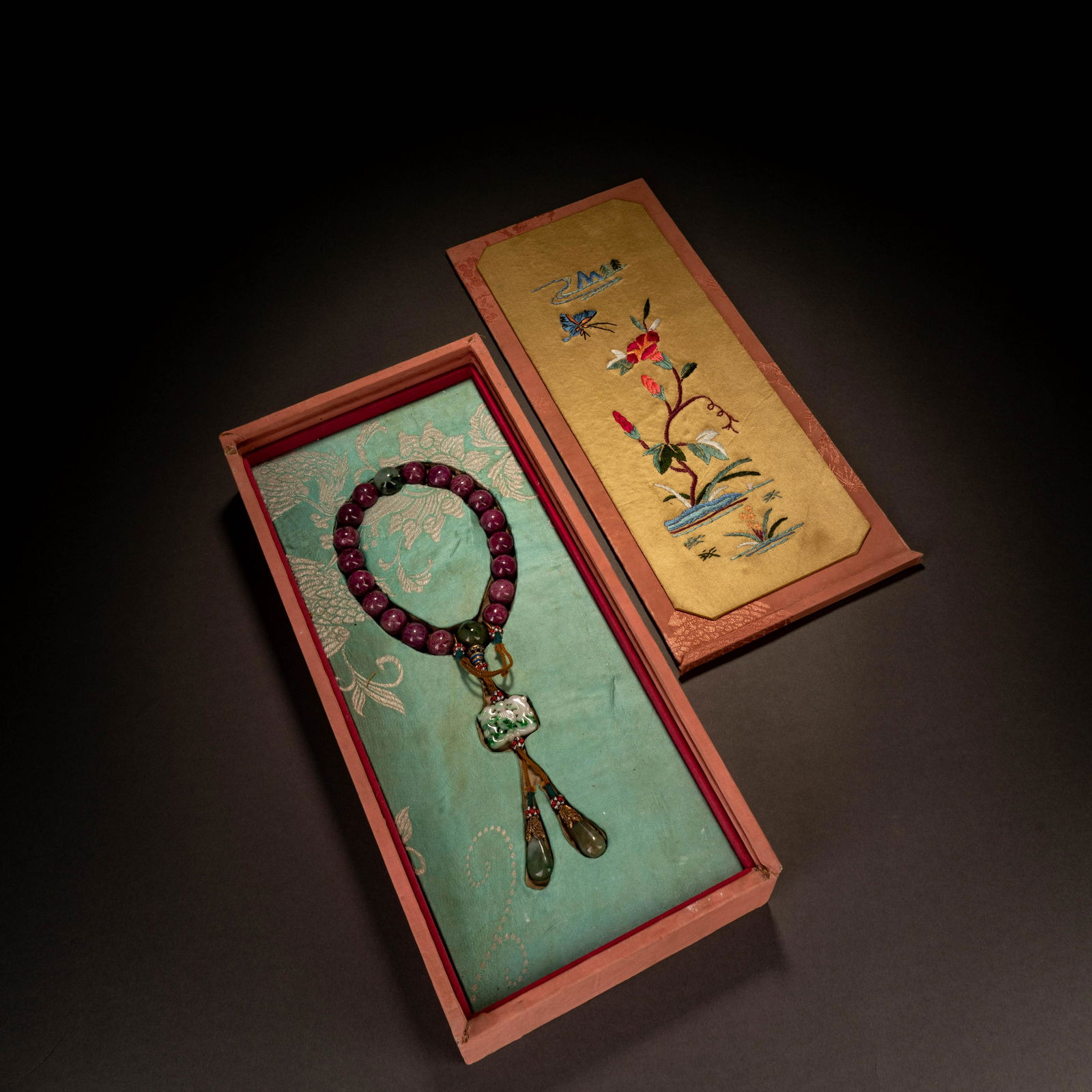 Qing Amethyst Handheld (1 of 8)