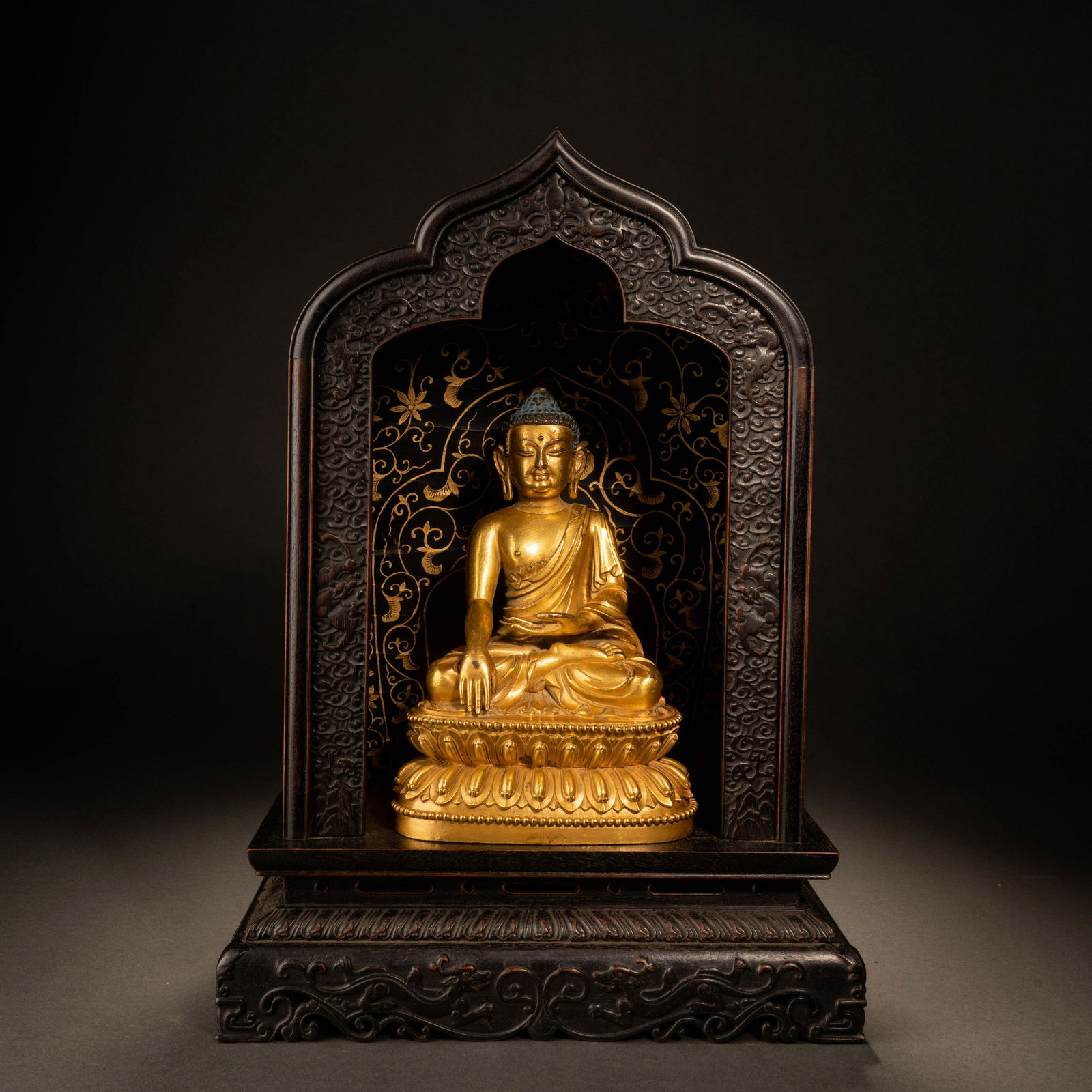 A gilt-bronze seated statue of a red sandalwood Buddha niche, Qing Dynasty (1 of 10)