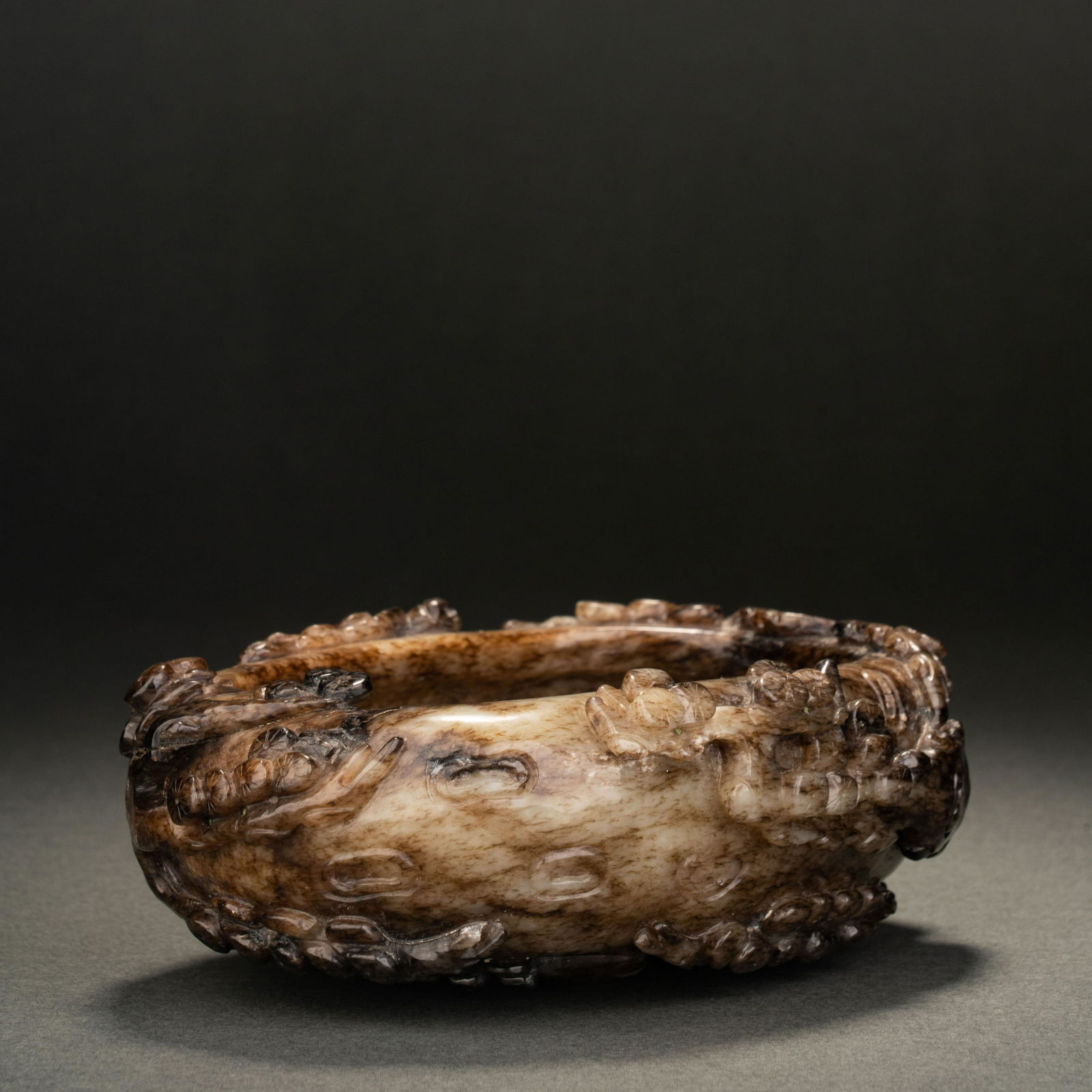 Qing Dynasty Hetian jade plate with dragon pattern (1 of 8)