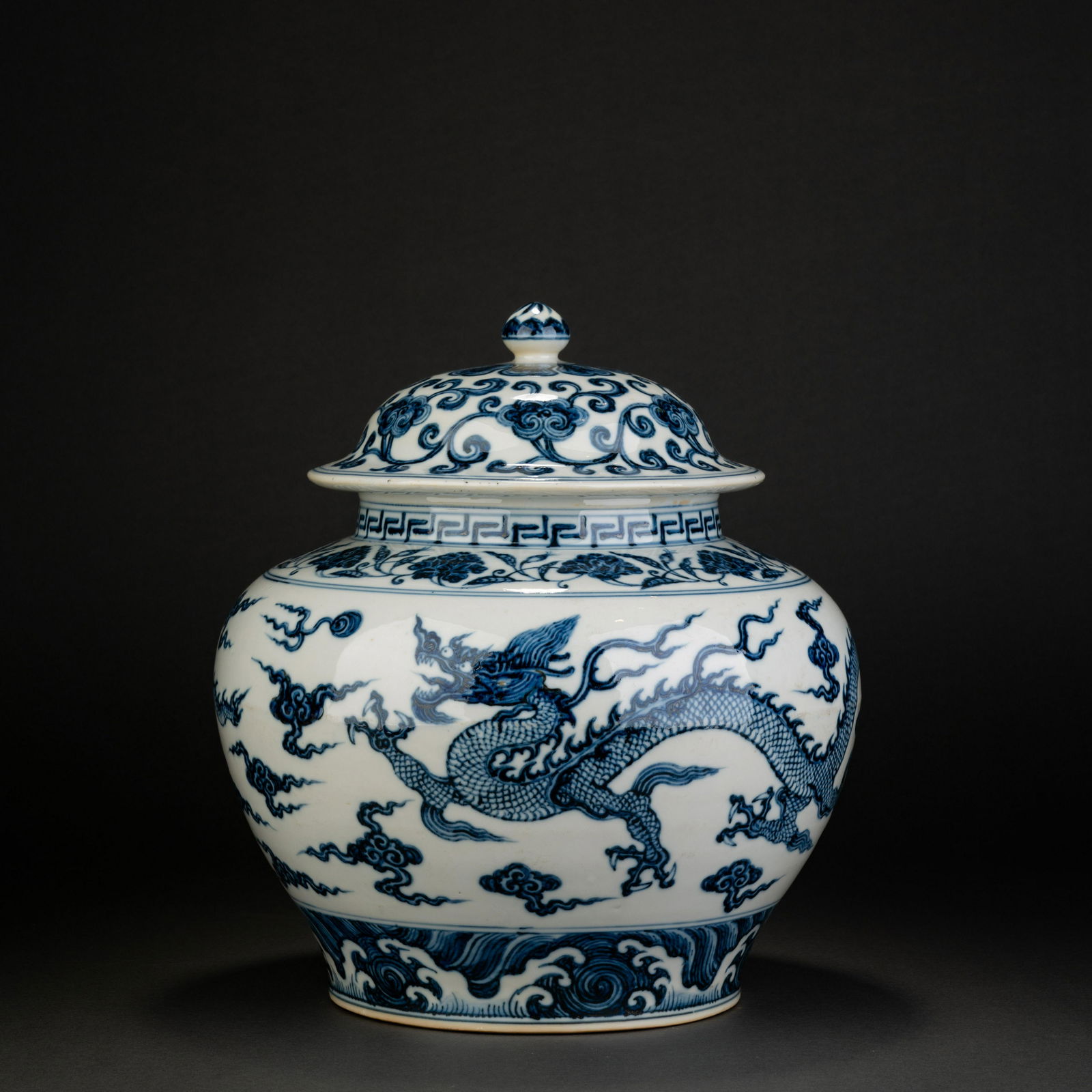 Yuan blue and white dragon pattern lidded jar (1 of 10)