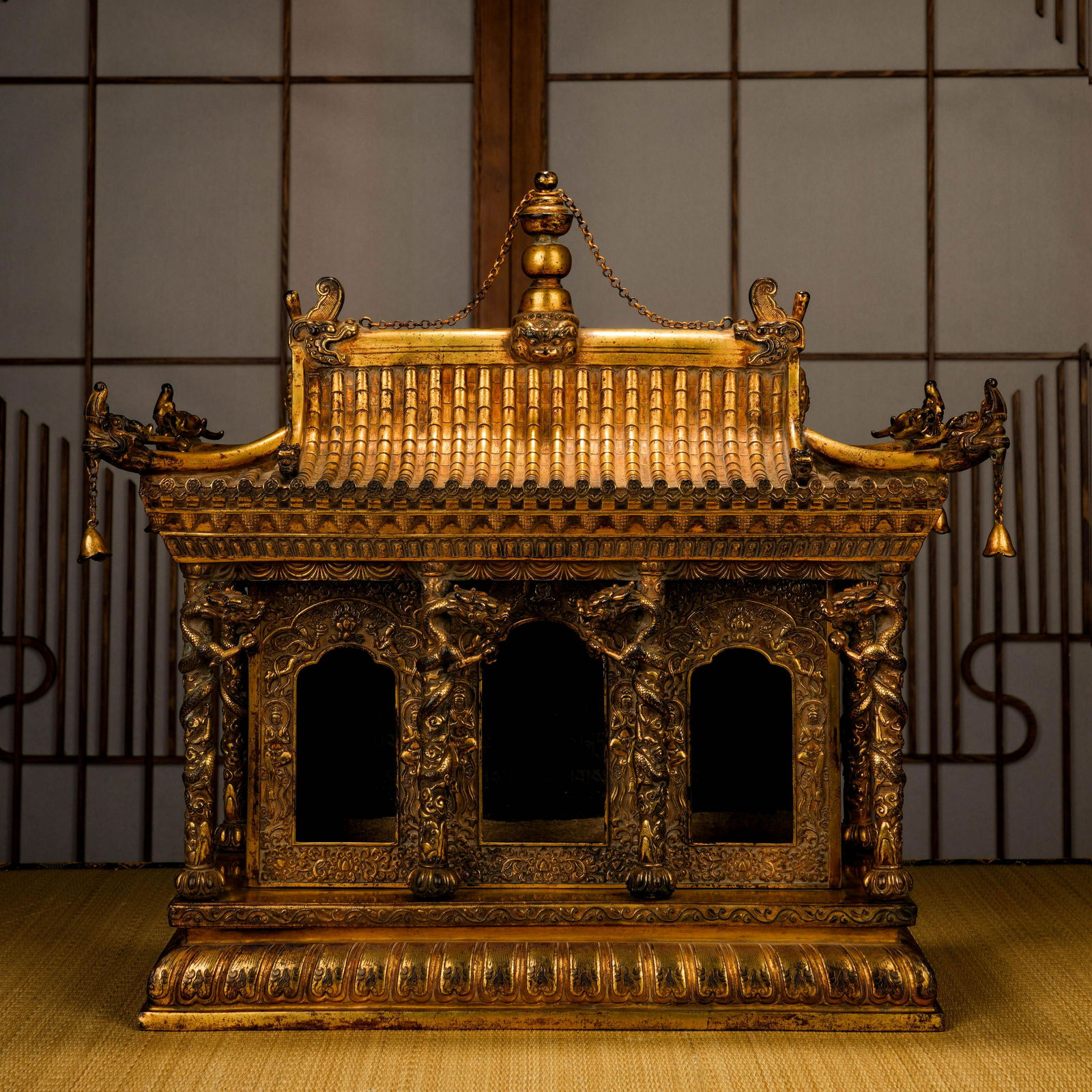 A gilt bronze shrine with dragon pattern, Qing Dynasty (1 of 12)