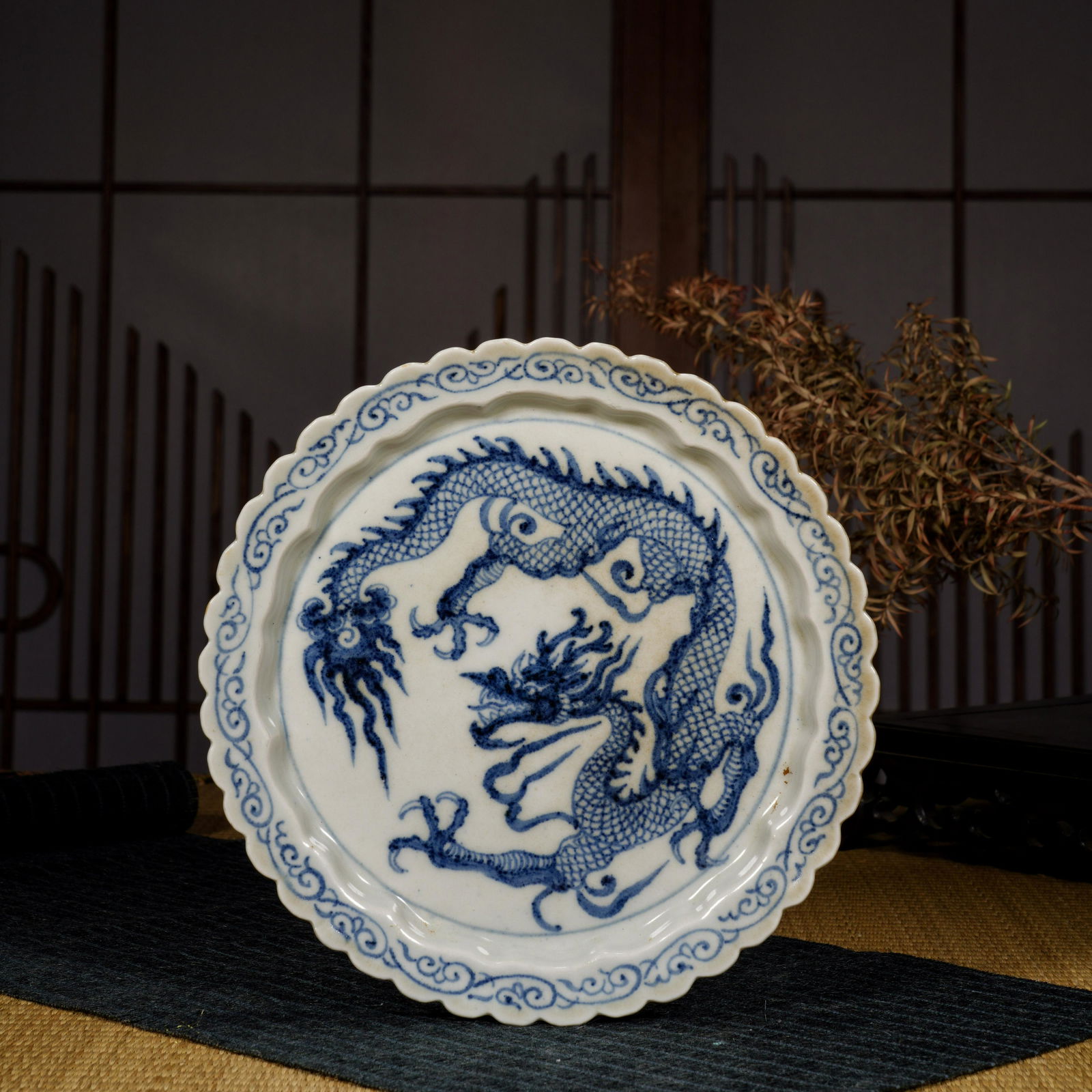 Yuan Dynasty blue and white dragon pattern plate (1 of 8)
