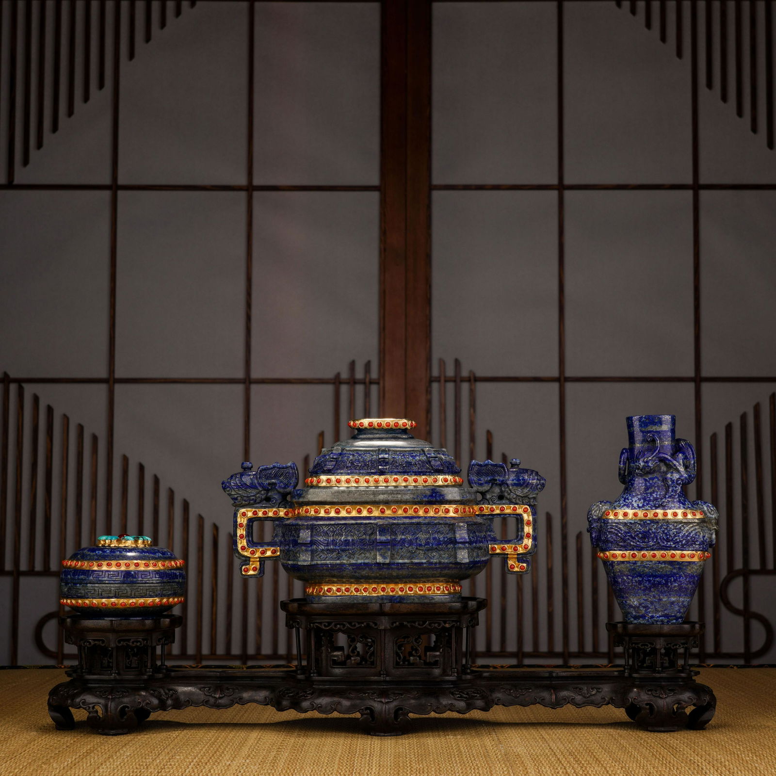 Qing Dynasty lapis lazuli inlaid with gemstones for service (1 of 12)