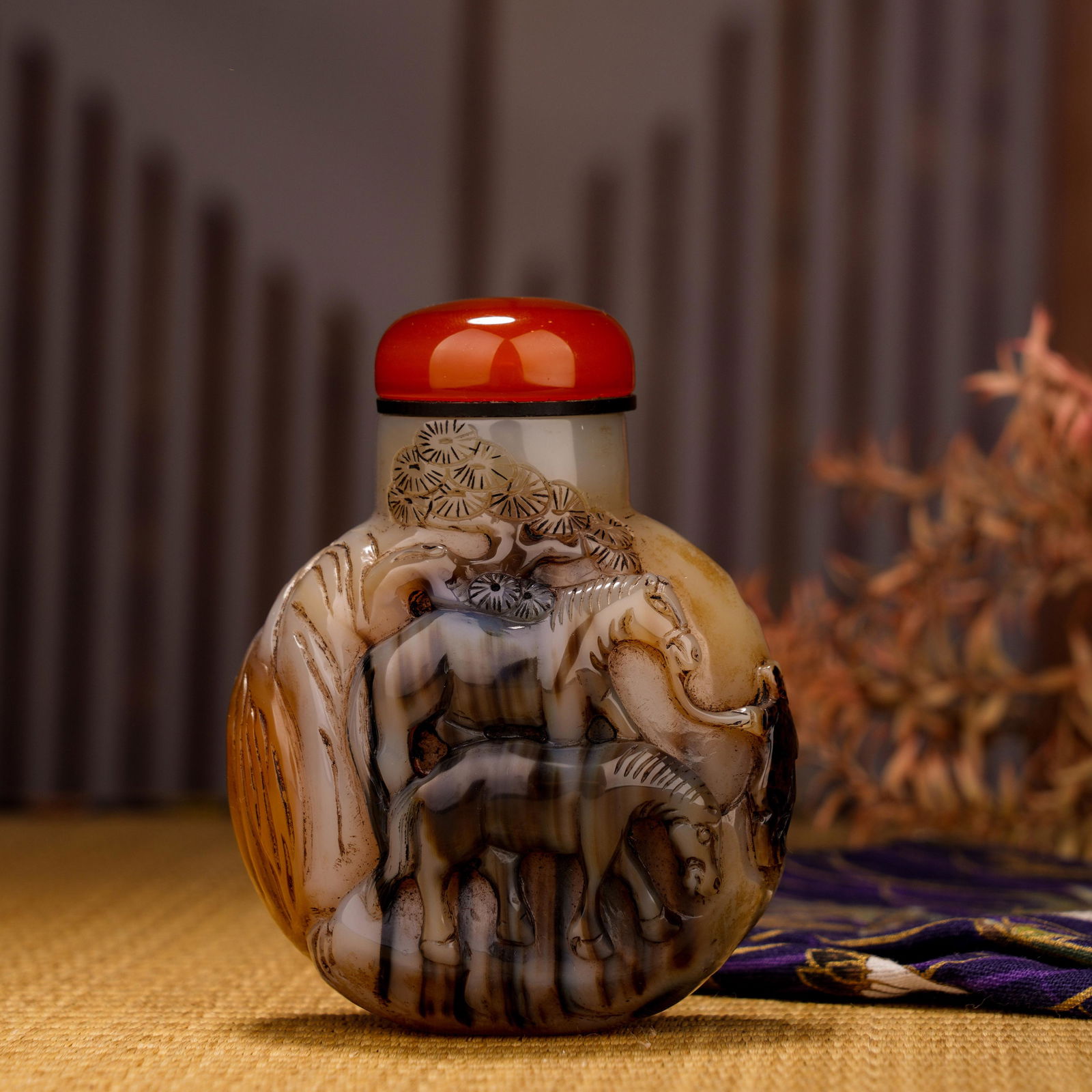 Qing Dynasty Agate Sculptured Horse Snuff Bottle (1 of 9)