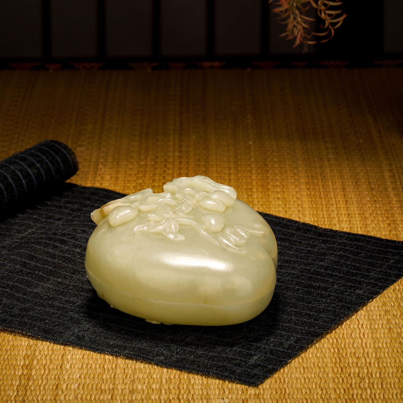 Qing Dynasty Hetian Jade Bat Shou Tao Pattern Lid Box (1 of 8)