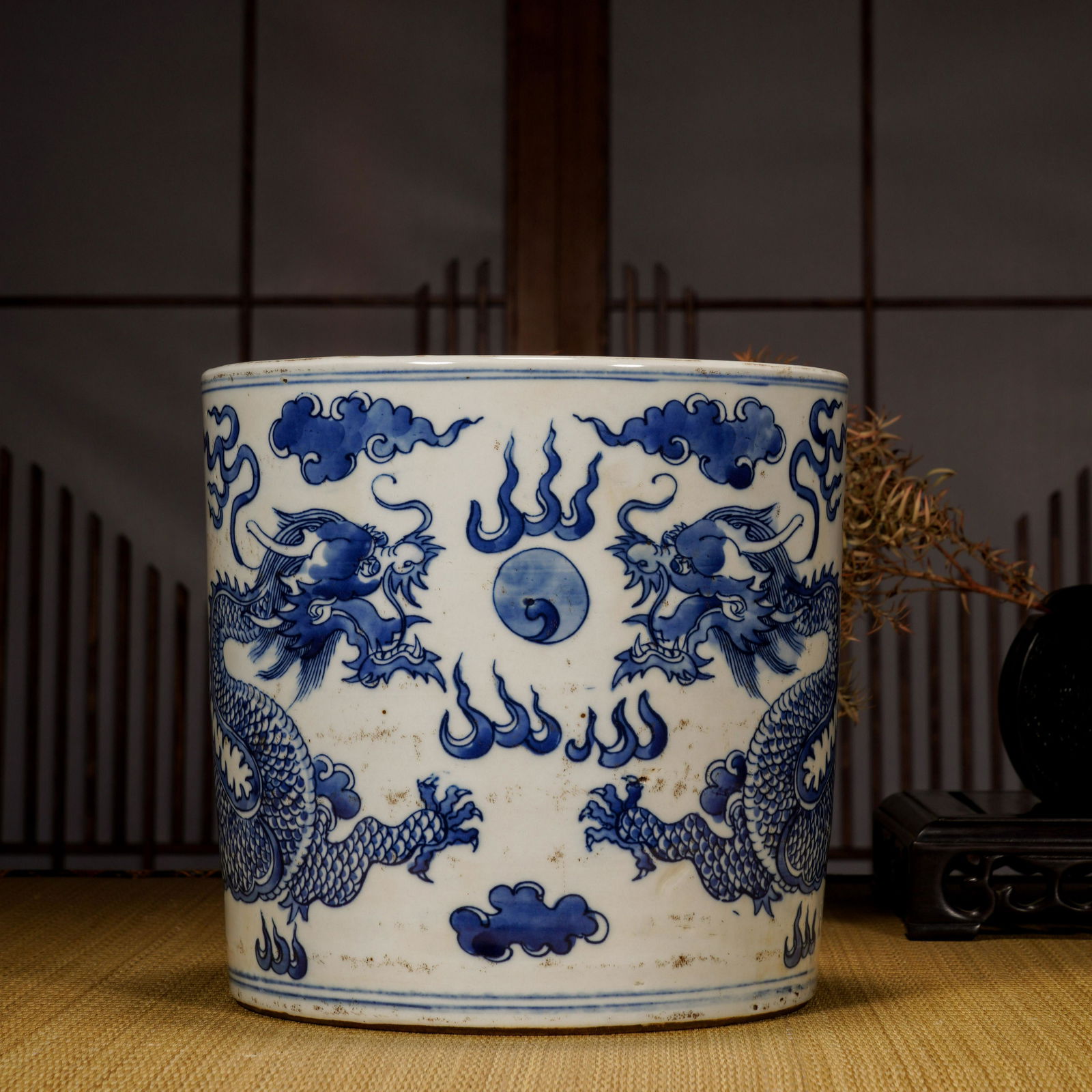 Qing Dynasty blue and white dragon pattern play ball pen holder (1 of 9)