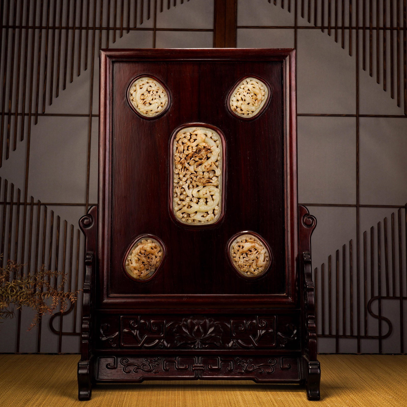 Qing Dynasty wood carving inlaid Hetian jade dragon pattern (1 of 10)