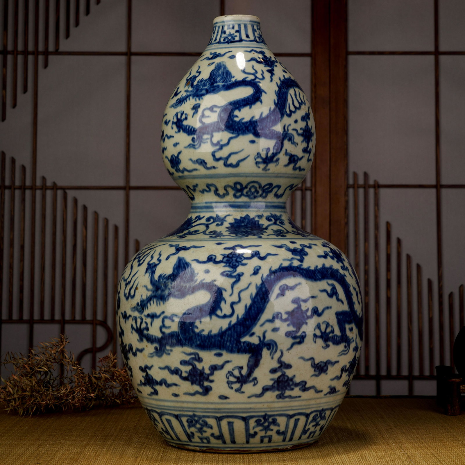 Qing Dynasty blue and white dragon gourd bottle (1 of 8)