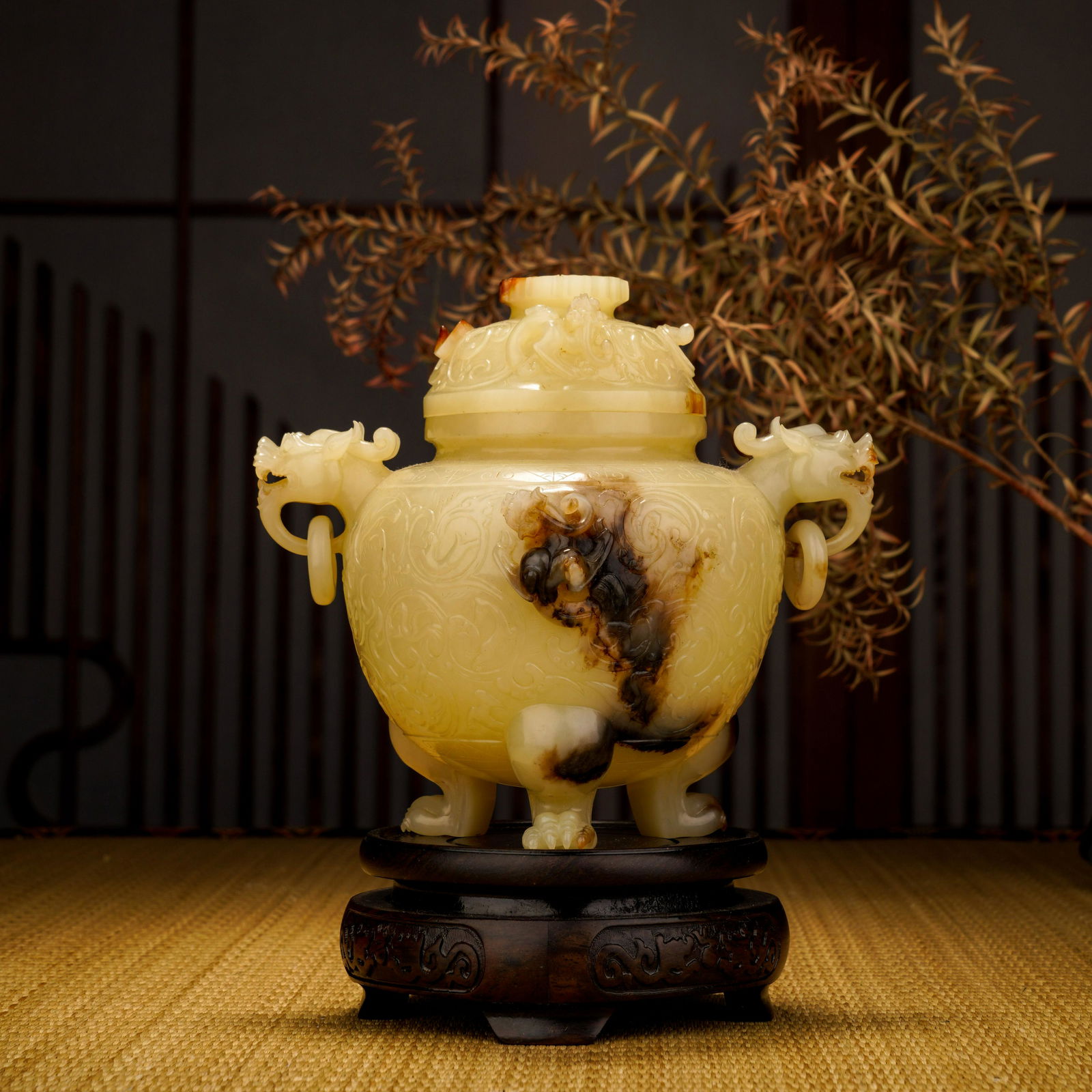 Qing Dynasty Hetian jade double dragon ear incense burner (1 of 10)