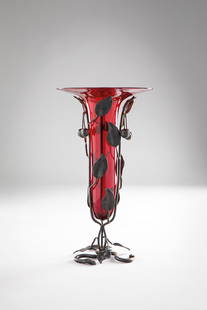 Umberto Bellotto (Attr.) (1882-1940). Grande vaso con: Grande vaso Vetro soffiato rosso rubino con struttura in ferro battuto. Umberto Bellotto, 1920 ca. cm 40,5x22; il vetro h cm 32, diam. cm 22