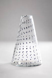 Rosanna Toso (1941 - 2001). Vaso della serie Gisa.: Vaso della serie Gisa Vetro soffiato cristallo con inclusione di puntini blu disposti a spirale su tutta la superficie. Fratelli Toso, 1970 ca. Collezione Fratelli Toso. h cm 30, diam. cm 19