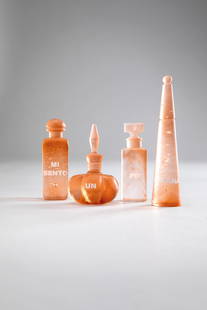 Silvia Levenson (1957). Scultura Mi sento un po': Mi sento un po' strana Boccette per profumo Scultura in vetro rosa a cera persa. 2016 h cm 14, h cm 13, h cm 13, h cm 22,5