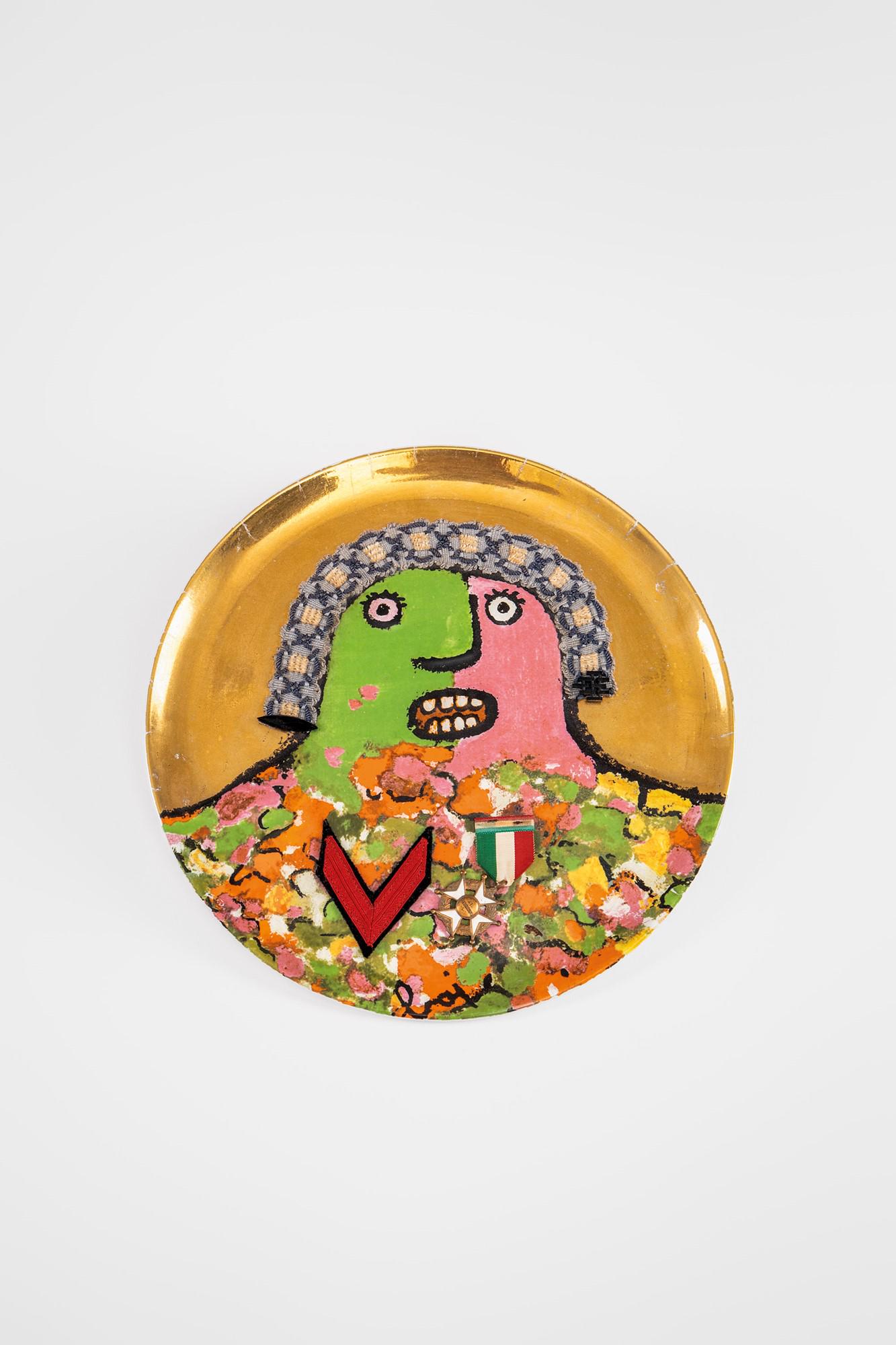 L'Ultimo dei Generali, piatto d'artista, Enrico Baj: Piatto d'artistaL'ultimo dei GeneraliPorcellana policroma e oro con elementi decorativi applicati in metallo, tessuto, plastica.Edizioni Ceramica Franco Pozzi, 1970 ca.Edizione limitata.Firma dell'art