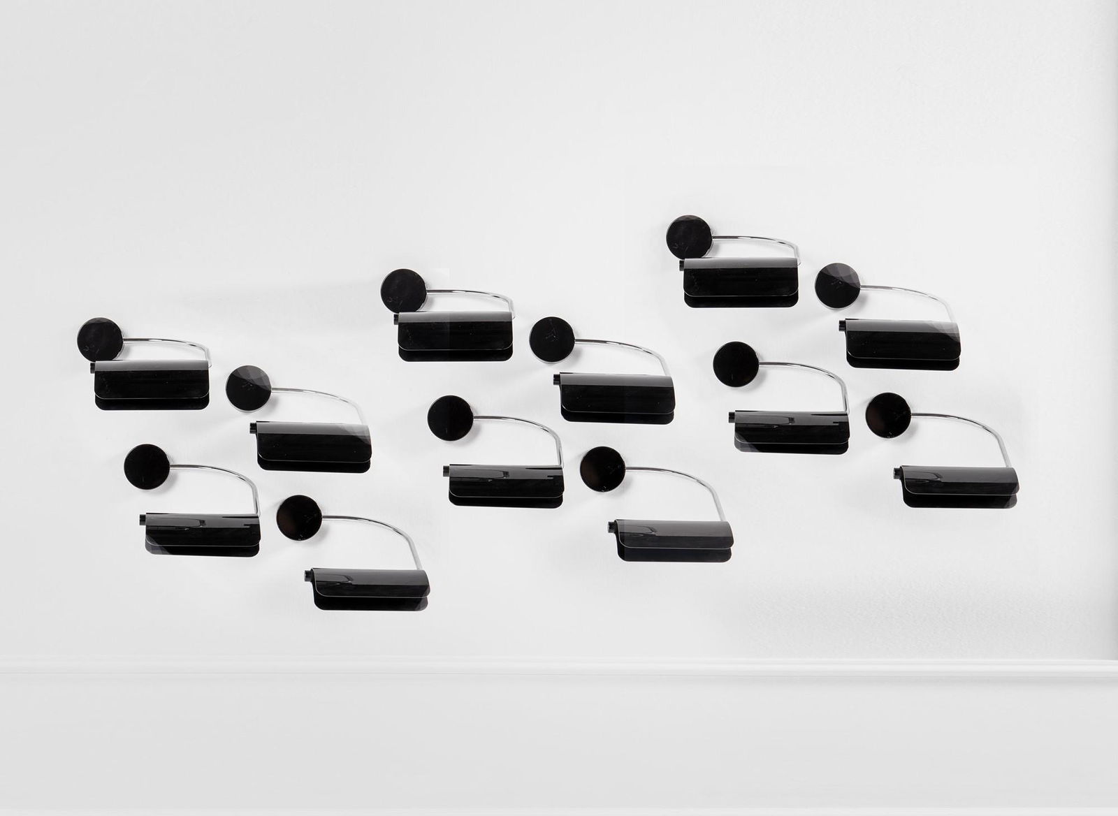 Dodici lampade da parete mod. Tegola, Bruno Gecchelin: Dodici lampade da parete mod. Tegola Metallo cromato, metallo smaltato. Prod. Skipper e Pollux, 1970 ca. Marchio del produttore su tutte.h variabile, cm 32x50