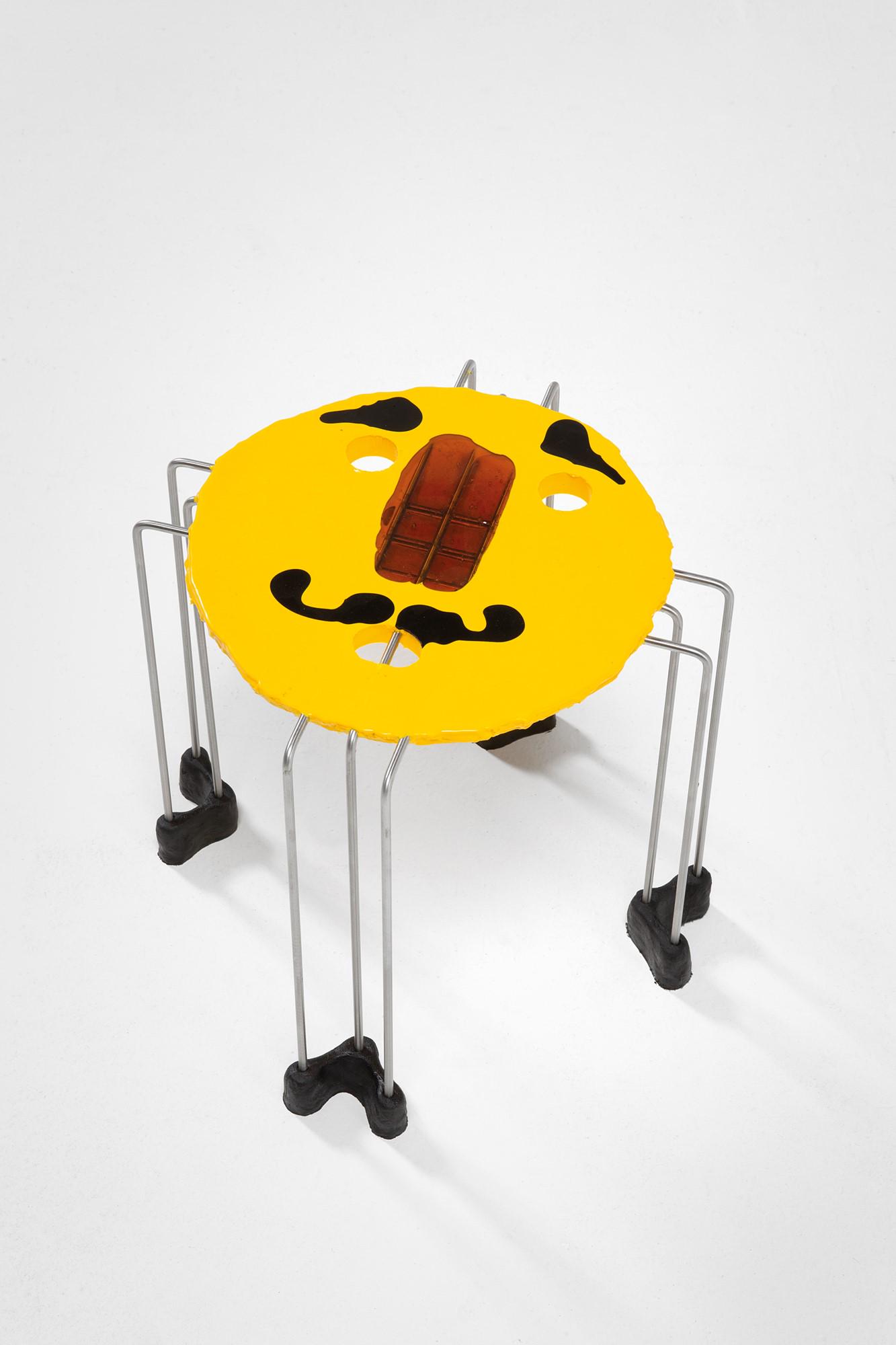 Tavolino serie Triple Play, Gaetano Pesce: Tavolino serie Triple Play Resina rigida, acciaio inox. Prod. Fish Design, 2021 Sotto il piano marcato Fish Design N. 21/2021 Gaetano Pesce.h cm 36, diam. cm 38
