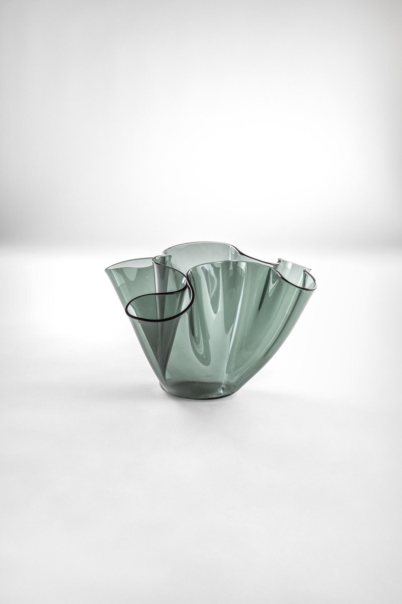 Vaso Cartoccio, Pietro Chiesa: Vaso CartoccioFoglio di cristallo color petrolio lavorato a caldo.Prod. Fontana Arte, 1940 ca.h cm 34, diam. cm 40Bibliografia: Franco Deboni (a cura di), Fontana Arte. Gio Ponti, Pietro Chiesa, Max I