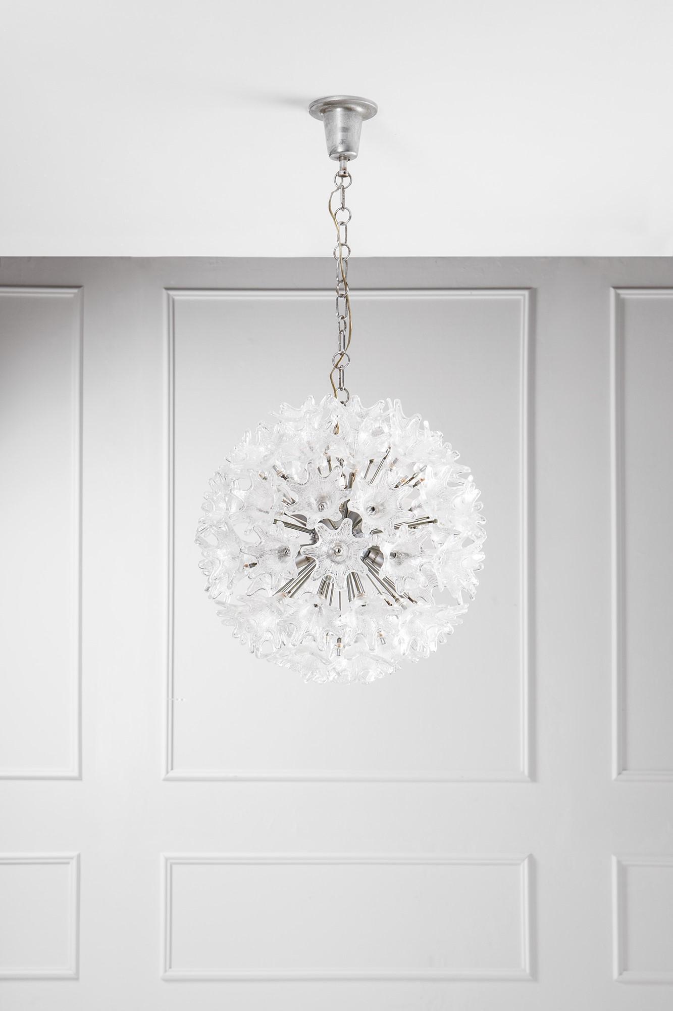 Lampadario a guisa di soffione, VeArt: Lampadario a guisa di soffioneVetro soffiato, metallo cromatoProd. VeArt, 1960 ca.h cm 100, diam cm 50