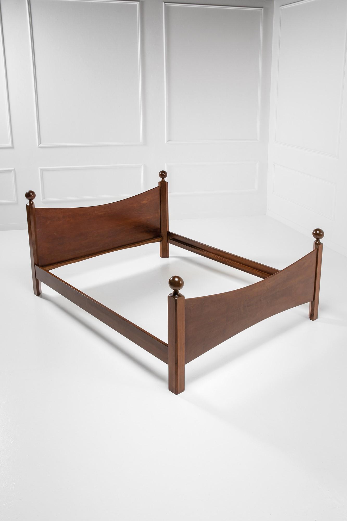 Letto Chesa Laria, Luigi Caccia Dominioni: Letto Chesa LariaLegno di noce.Prod. Azucena, 1959cm 109x178x205Bibliografia: Giuliana Gramigna, Repertorio del Design Italiano 1950-2000 per l'arredamento domestico, Umberto Allemandi & C, 2003, p. 6