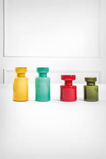 Quattro vasi con coperchio, Luciano Vistosi: Quattro vasi con coperchioVetro incamiciato di diversi colori.Prod. Vetreria Vistosi, 1965 ca.h cm 15, diam. cm 9,5; h cm 16,5, diam. cm 11; due h cm 21, diam. cm 10Bibliografia: Domus, n. 365, aprile