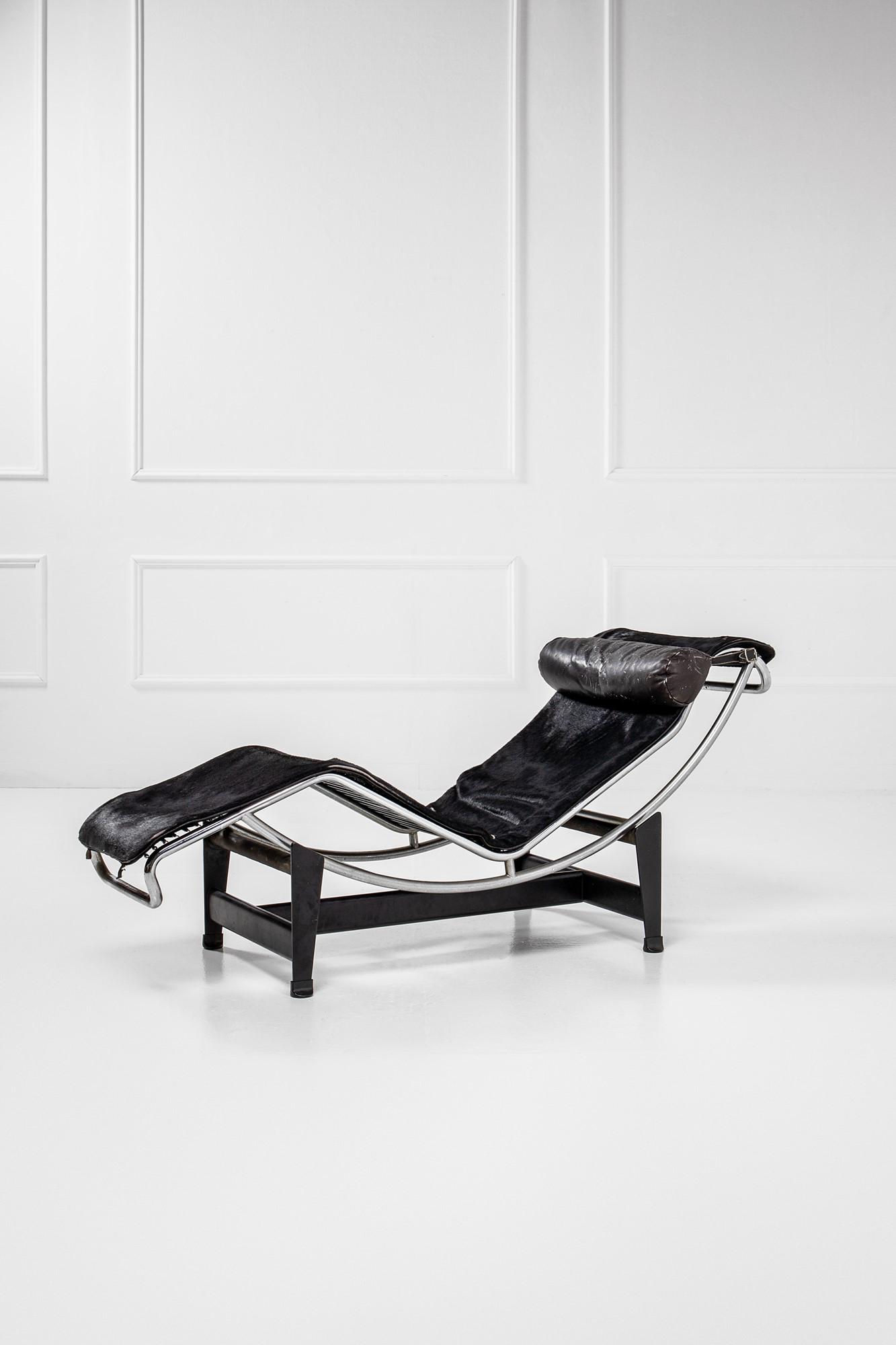 Chaise longue mod. LC4, Charlotte Perriand, Pierre Jeanneret, Le Corbusier: Chaise longue mod. LC4Acciaio cromato, acciaio verniciato, cavallino, pelle.Prod. Cassina, disegno del 1929, edizione del 1968Numeri di serie incussi sulla struttura.cm 70x260x55Bibliografia: Domus, n