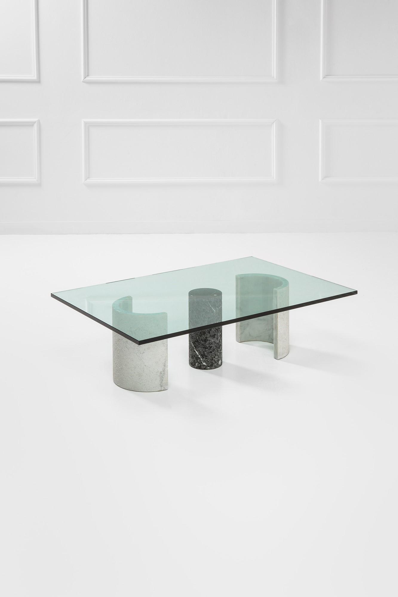 Tavolo basso, Casigliani: Tavolo basso Sostegni in marmo, piano in cristallo molato. Prod. Casigliani, 1980 ca.cm 35x120x80