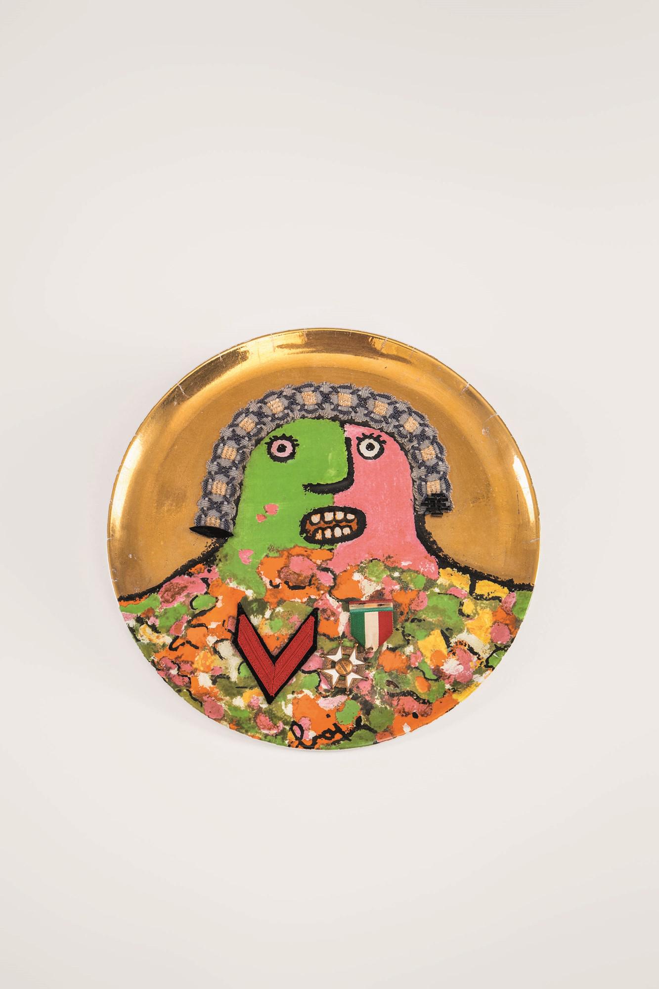 Enrico Baj, L'Ultimo dei Generali, piatto d'artista: Piatto d'artistaL'ultimo dei GeneraliPorcellana policroma e oro con elementi decorativi applicati in metallo, tessuto, plastica.Edizioni Ceramica Franco Pozzi, 1970 ca.Edizione limitata.Firma dell'art